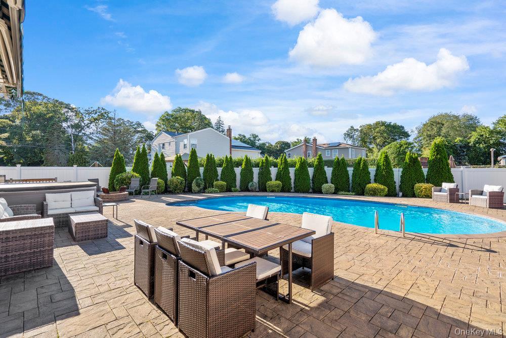 Single Family Maison  Suffolk County, NY 11741, MLS-902987-22