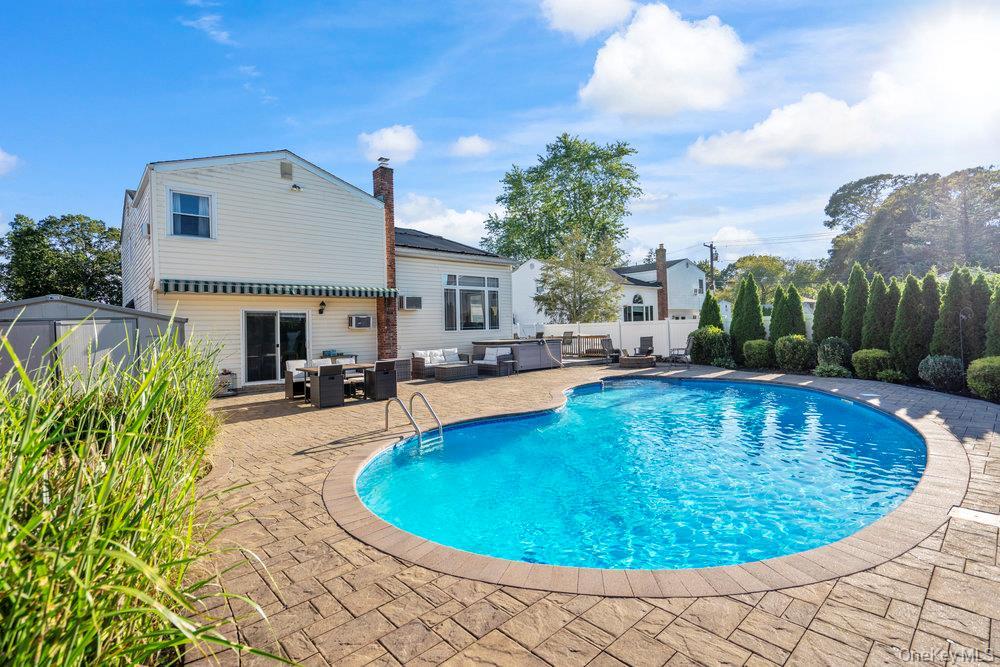 Single Family Maison  Suffolk County, NY 11741, MLS-902987-23