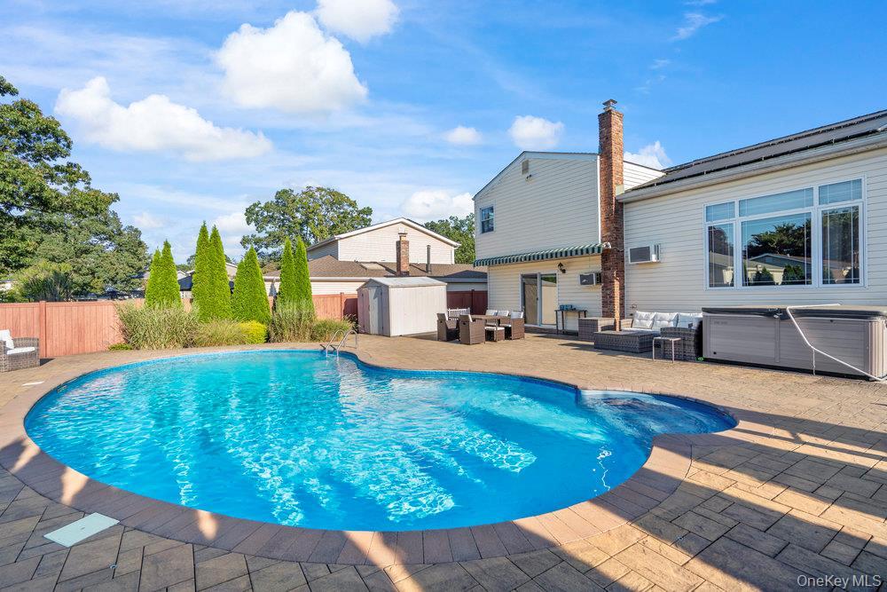 Single Family Maison  Suffolk County, NY 11741, MLS-902987-24