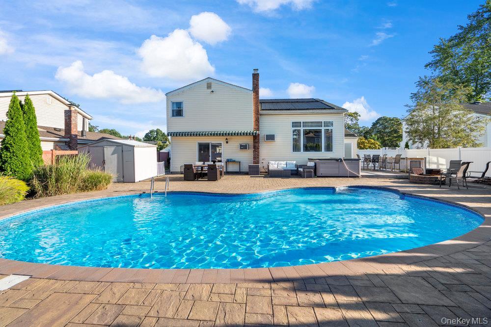 Single Family Maison  Suffolk County, NY 11741, MLS-902987-25