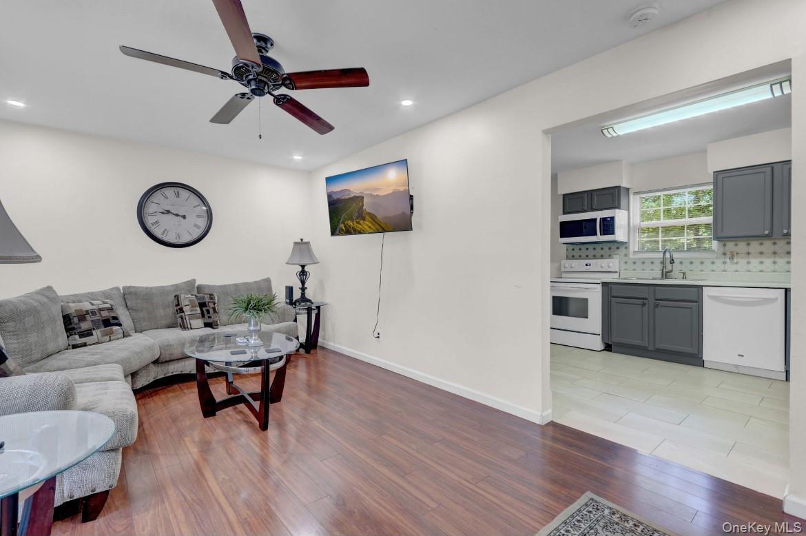 Single Family Grand Suffolk County, NY 11967, MLS-903307-4