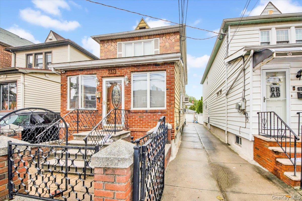 Single Family Radcliff  Bronx, NY 10462, MLS-903309-2