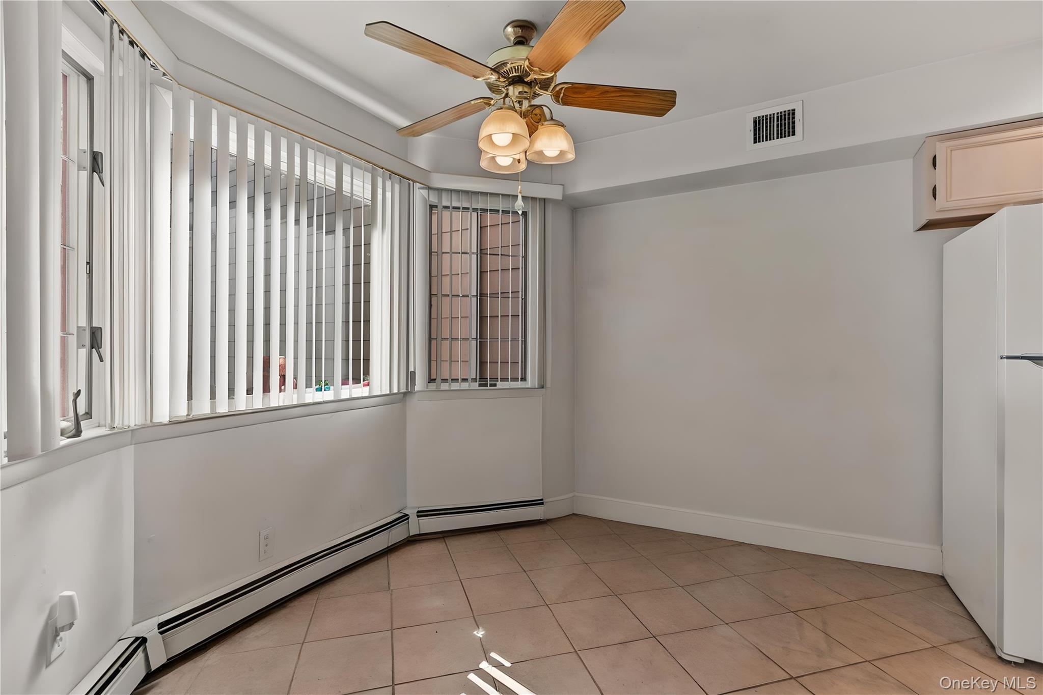 Condo Lakeside  Suffolk County, NY 11706, MLS-903413-6