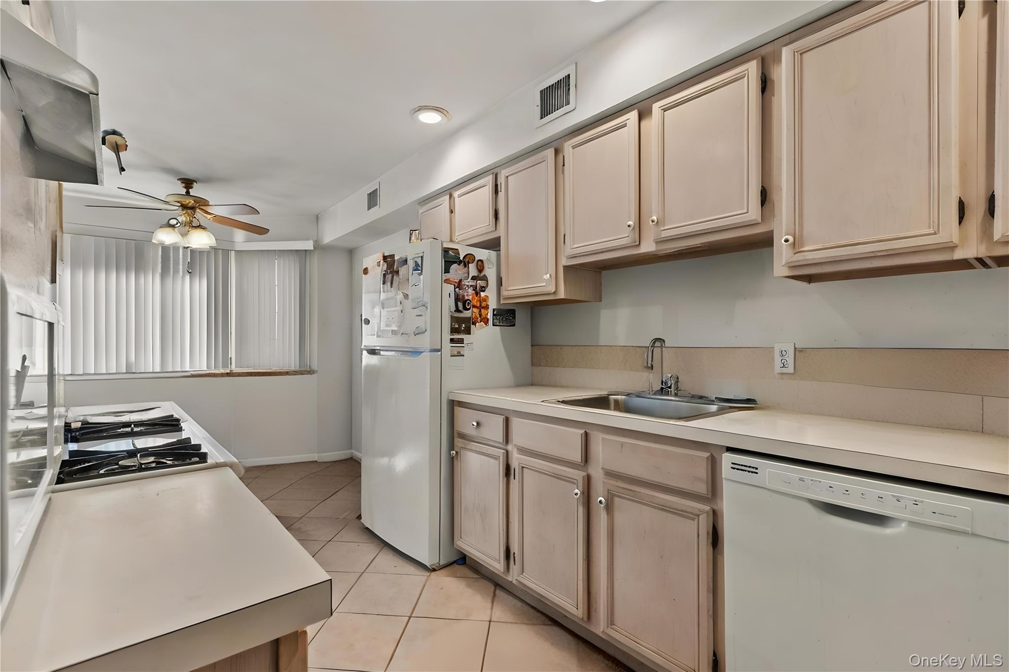 Condo Lakeside  Suffolk County, NY 11706, MLS-903413-7