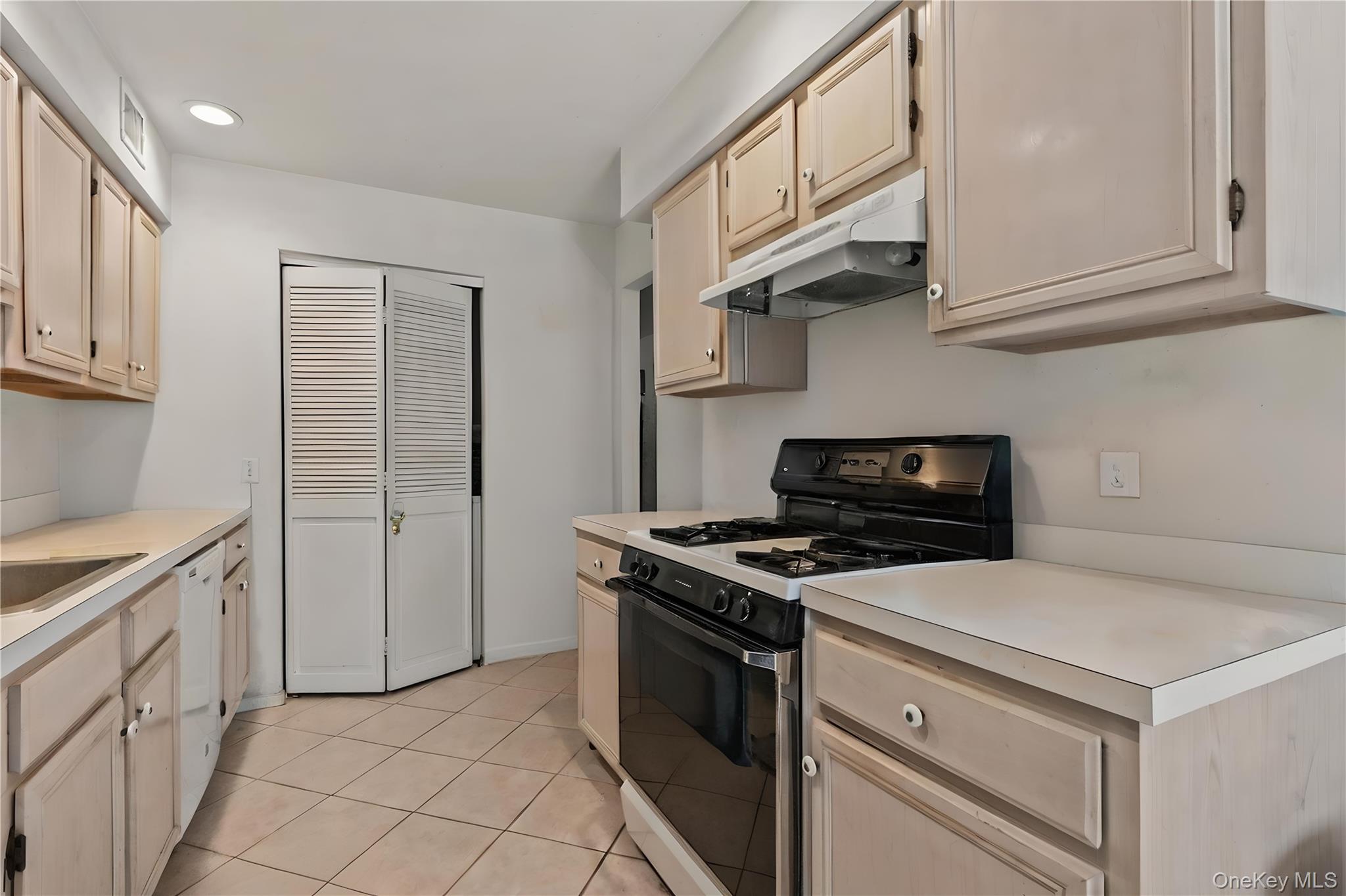 Condo Lakeside  Suffolk County, NY 11706, MLS-903413-8