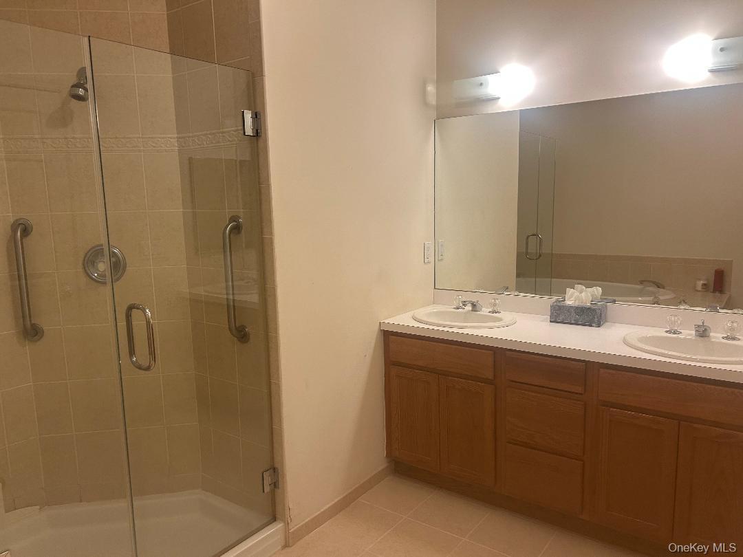 Condo Florencia  Suffolk County, NY 11747, MLS-903469-6