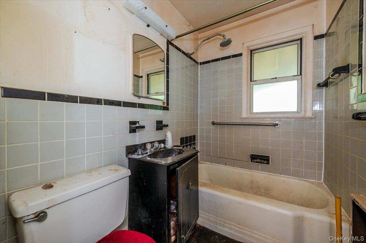 Single Family Hampton Westchester County, NY 10607, MLS-903550-11