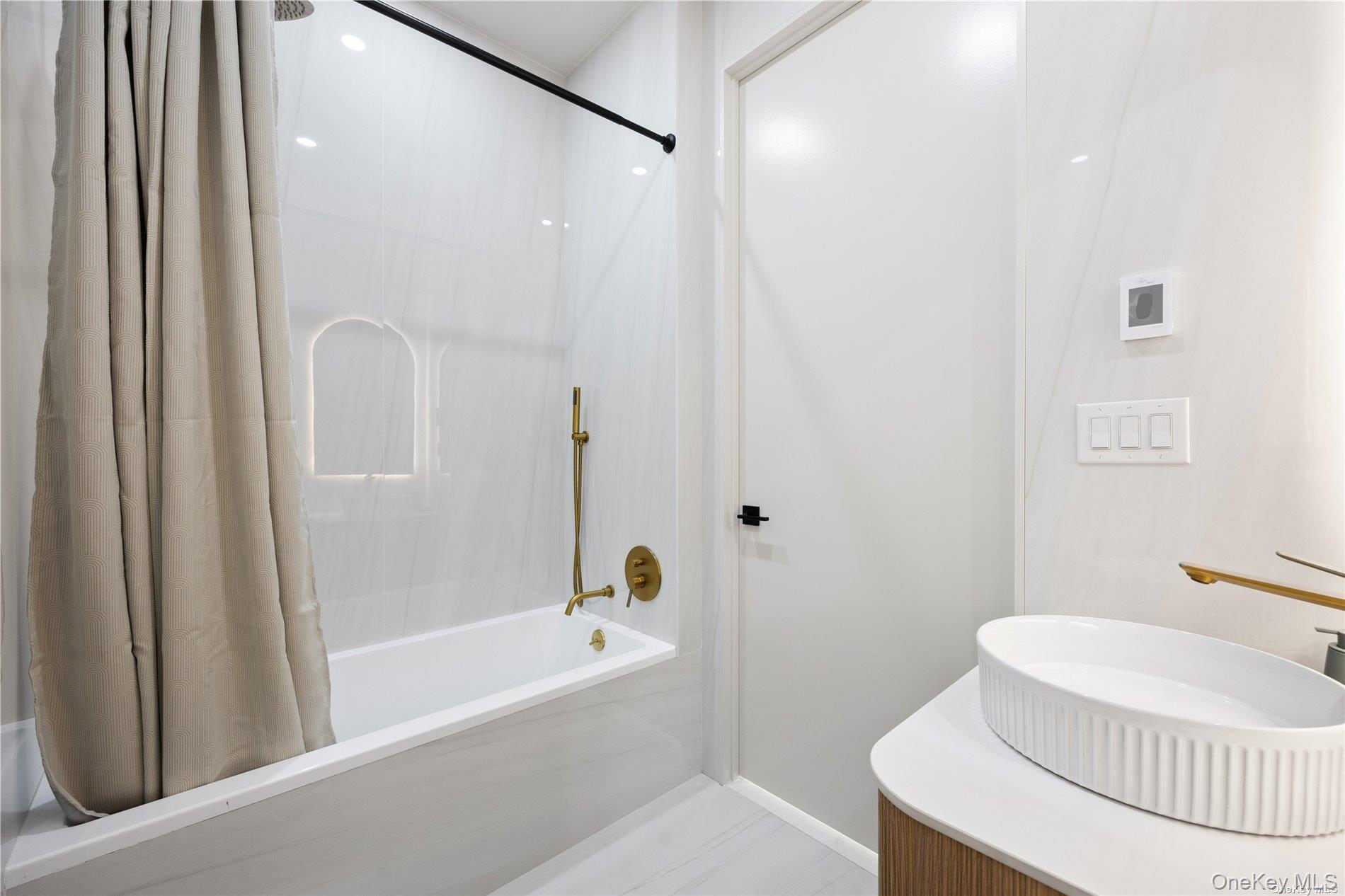 Condo 21st  Queens, NY 11106, MLS-903593-12