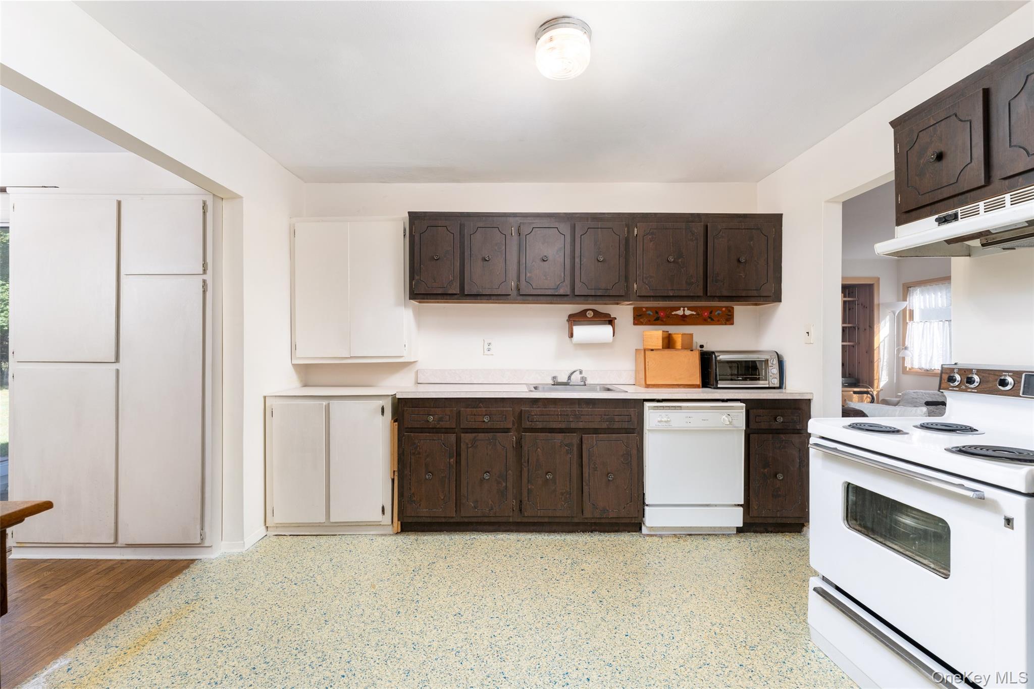 Single Family Hot Water  Suffolk County, NY 11949, MLS-903884-11