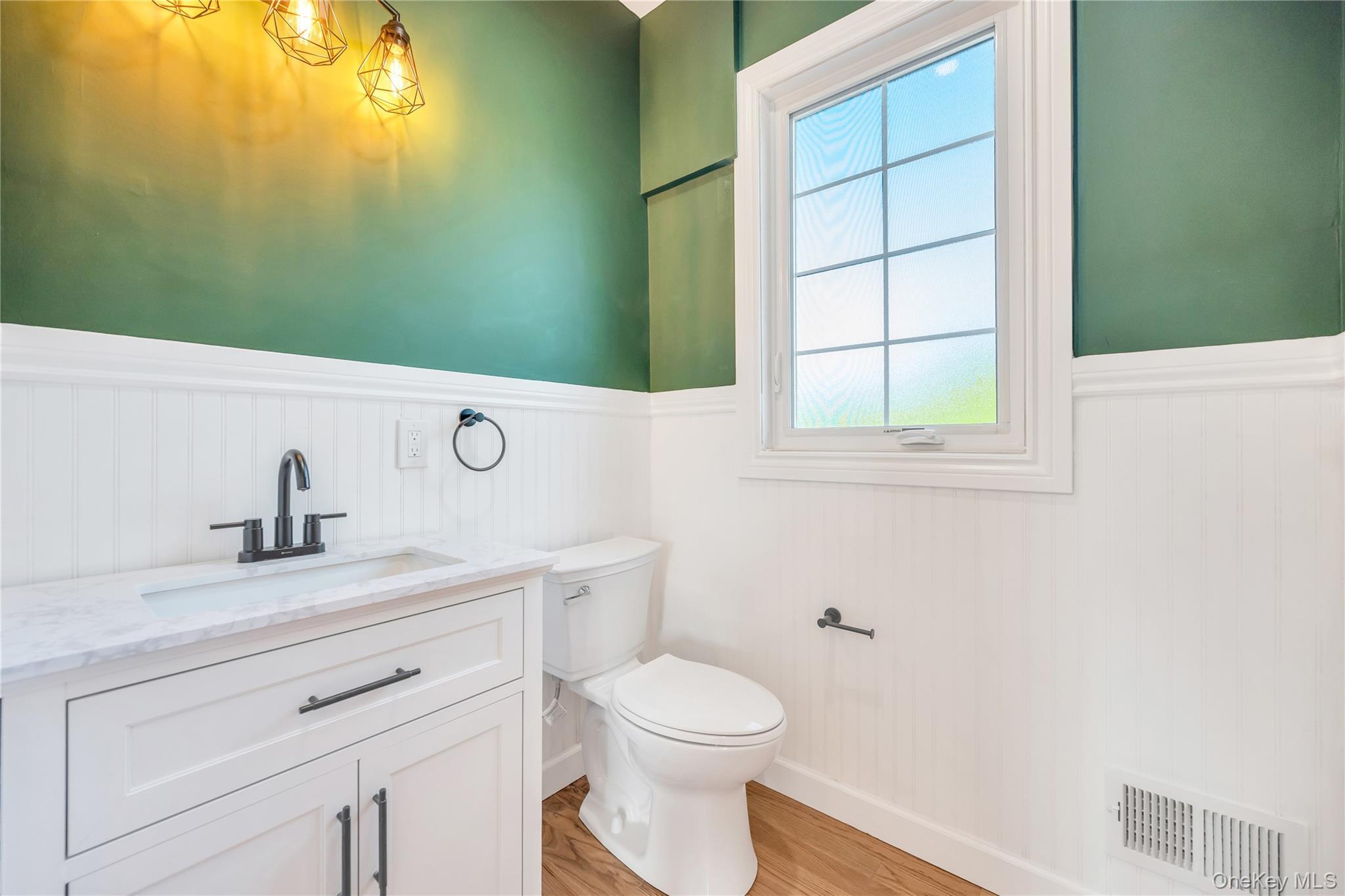 Single Family Cayuga Suffolk County, NY 11729, MLS-903905-11