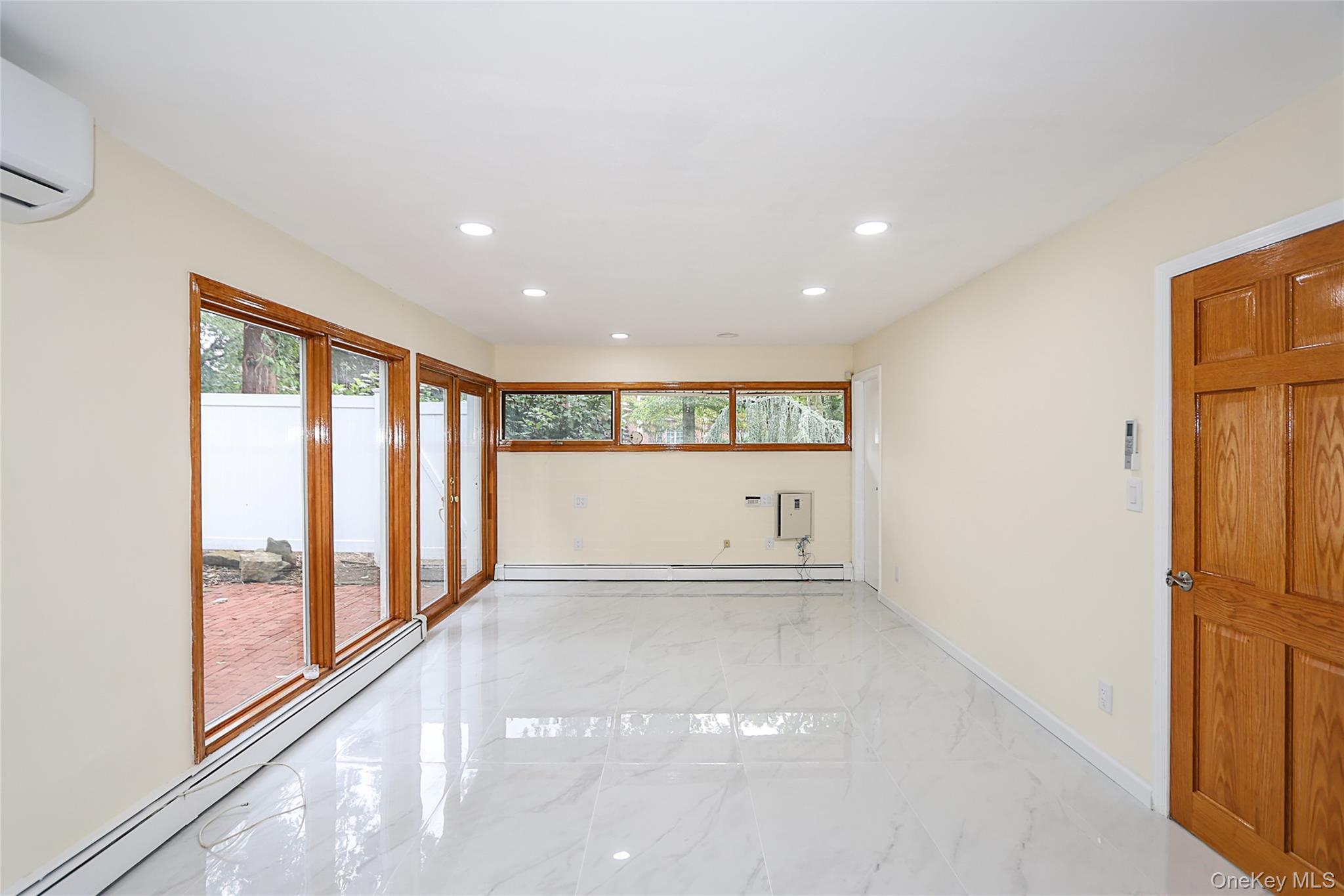 Single Family Carriage Nassau County, NY 11577, MLS-904096-25