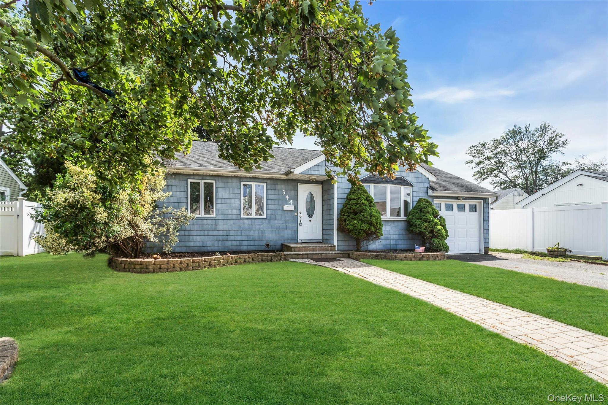 Single Family Hickory  Nassau County, NY 11758, MLS-904311-30