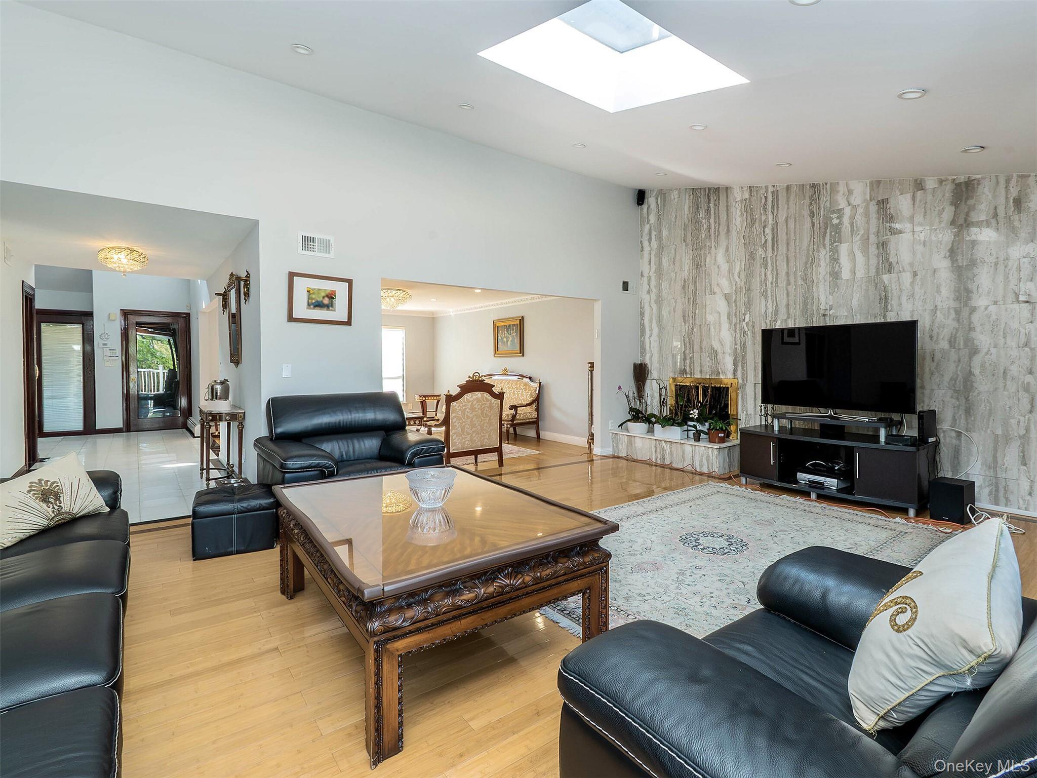 Single Family Carriage Nassau County, NY 11024, MLS-904549-15