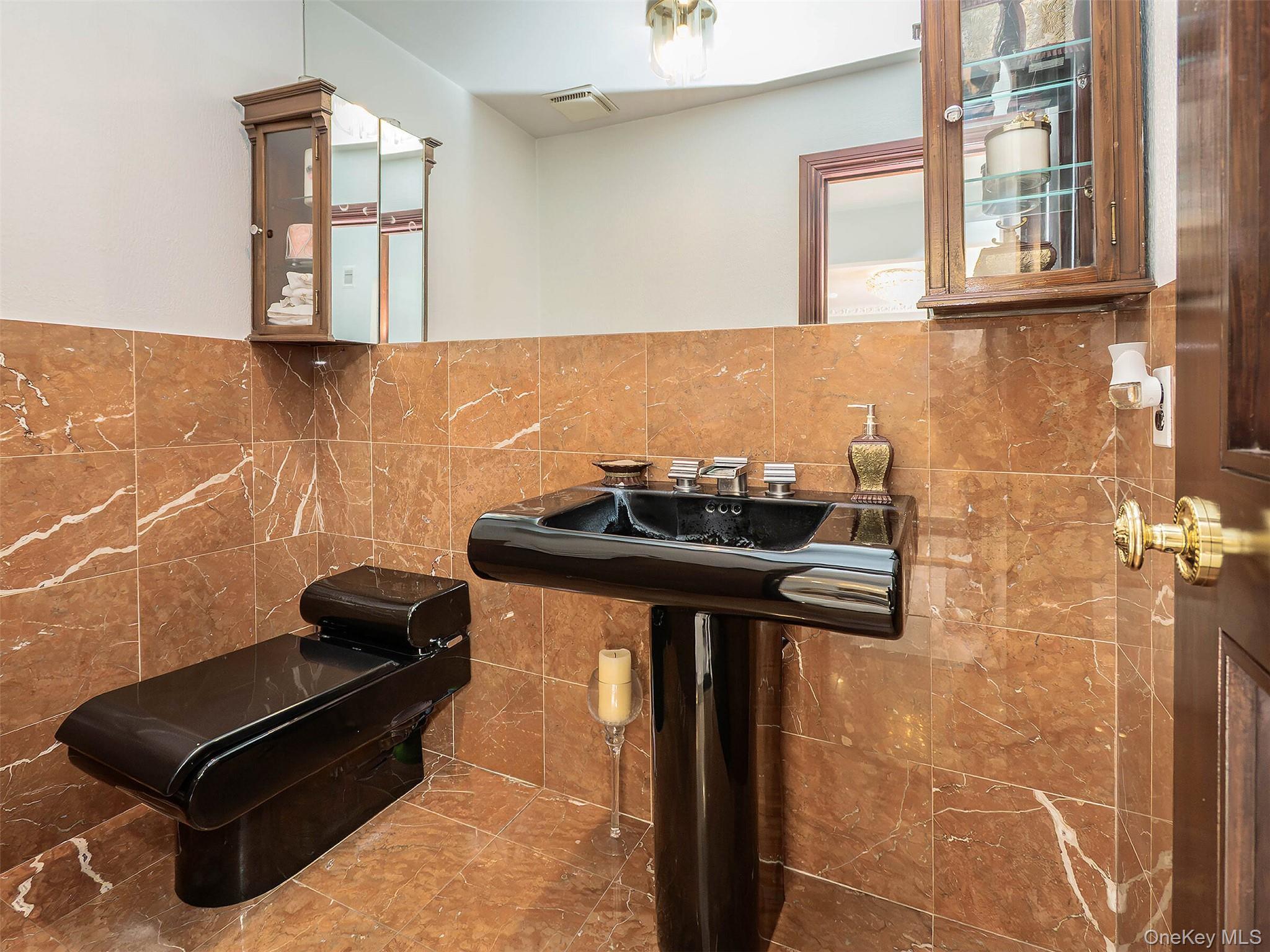 Single Family Carriage Nassau County, NY 11024, MLS-904549-16