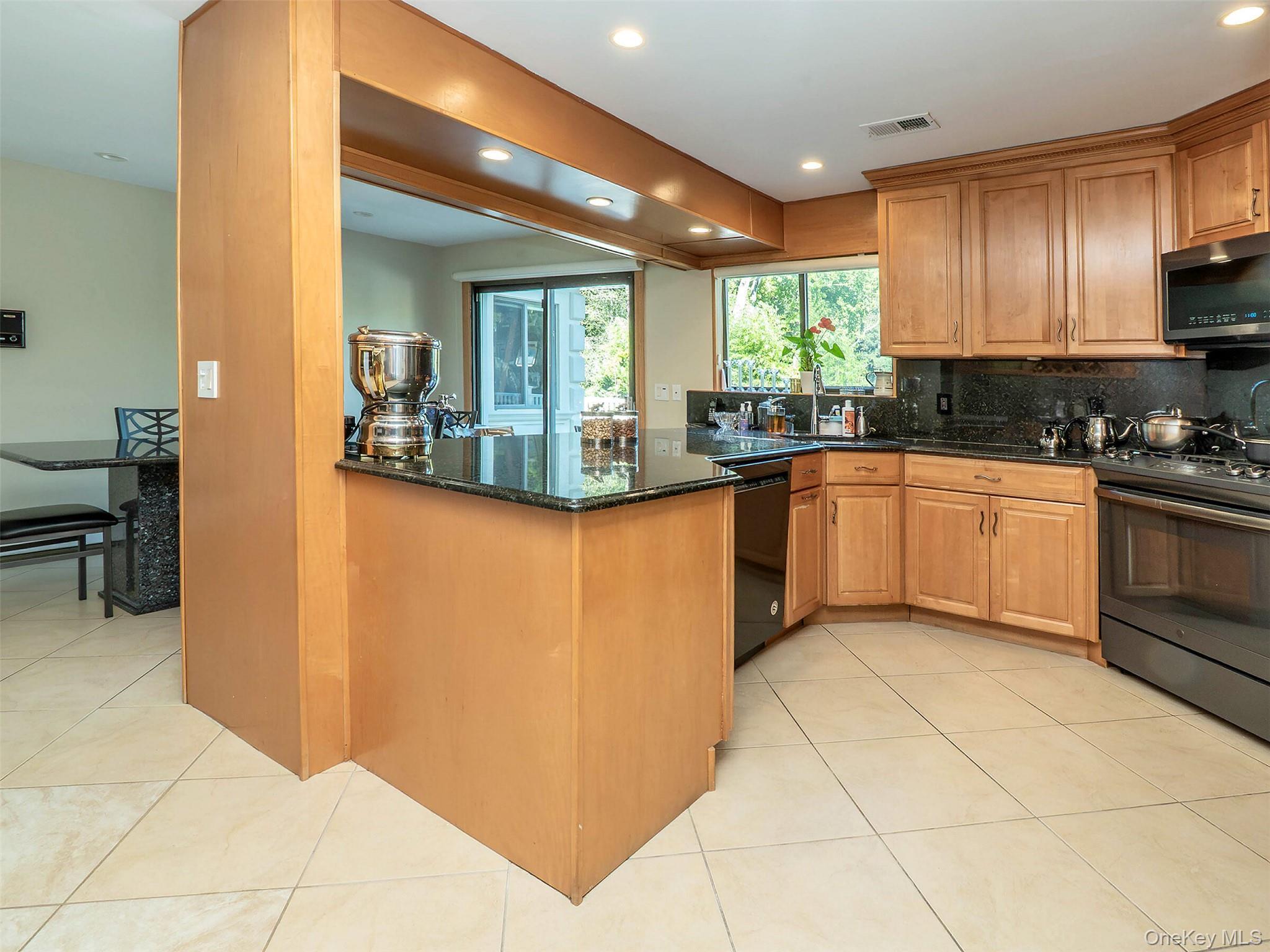 Single Family Carriage Nassau County, NY 11024, MLS-904549-7