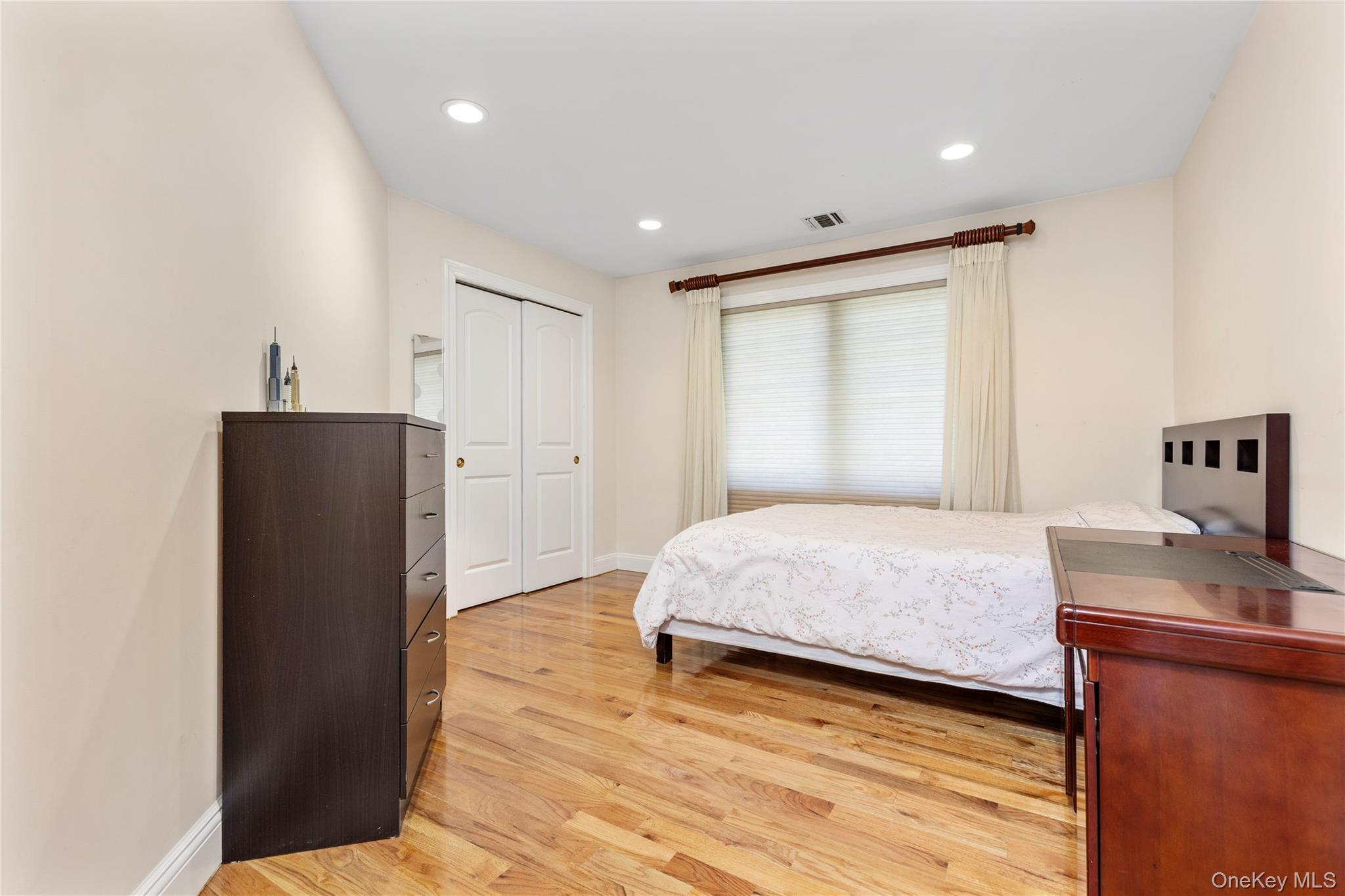 Single Family Manor Nassau County, NY 11577, MLS-904703-25