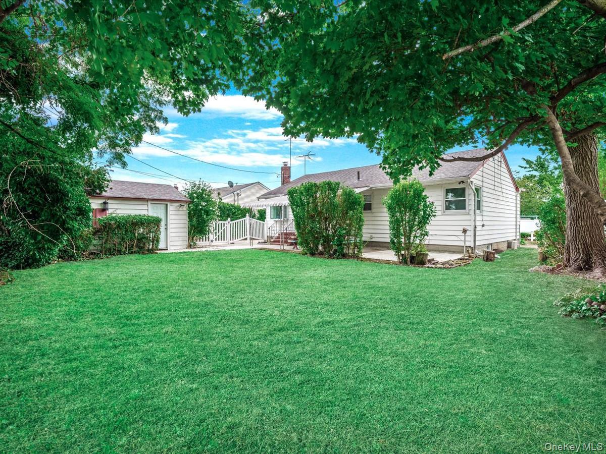 Single Family Lee  Nassau County, NY 11801, MLS-904723-27