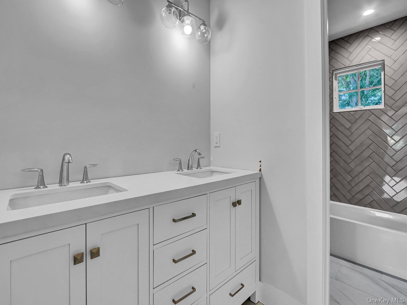 Single Family Country  Suffolk County, NY 11733, MLS-905066-21