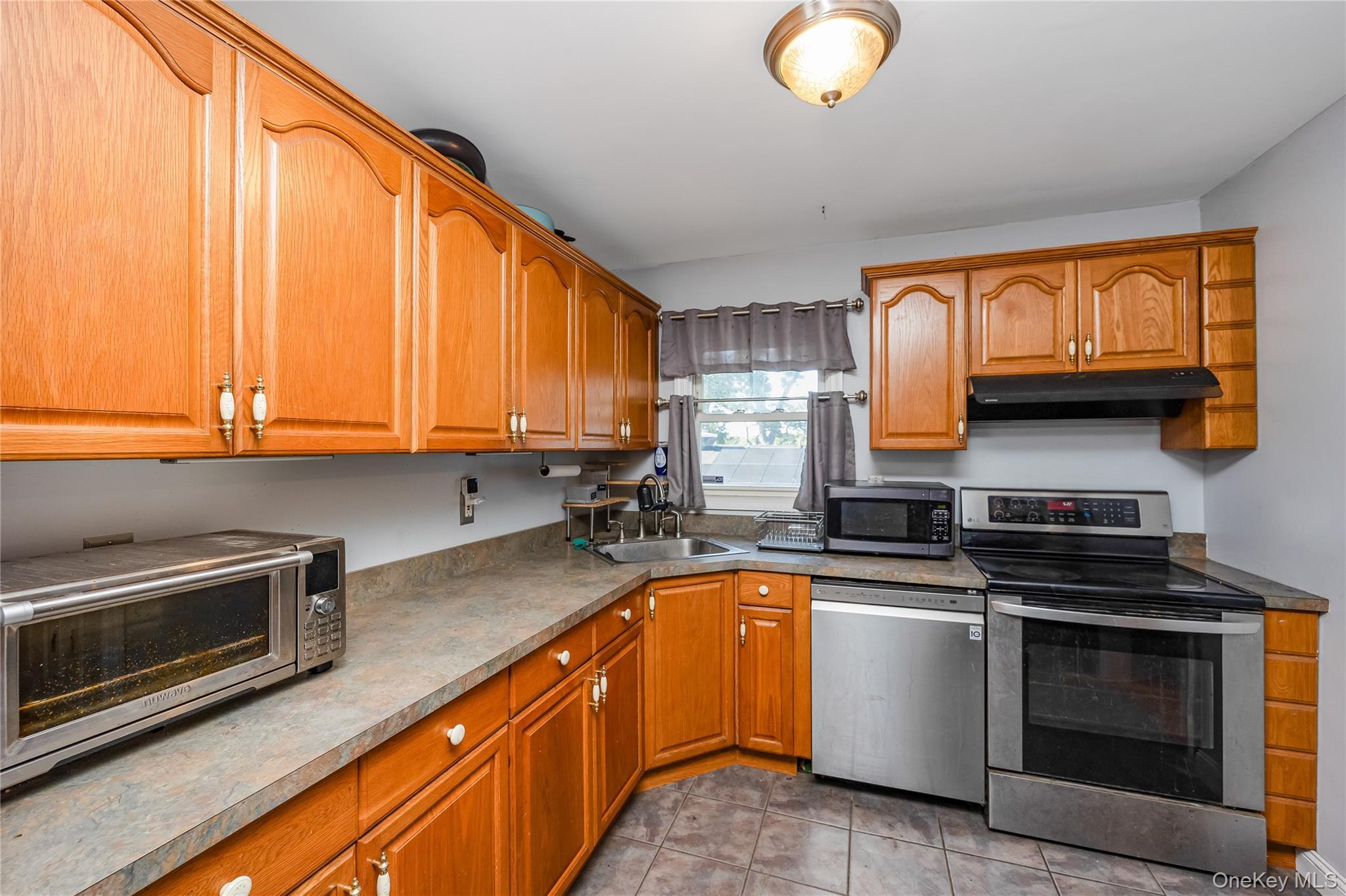 Single Family Hillside  Suffolk County, NY 11738, MLS-905102-3