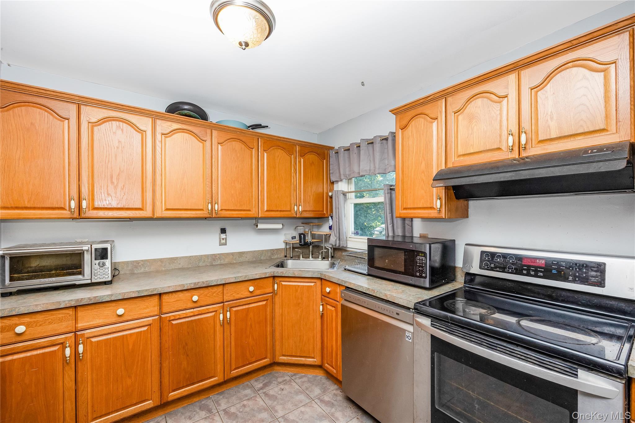 Single Family Hillside  Suffolk County, NY 11738, MLS-905102-5