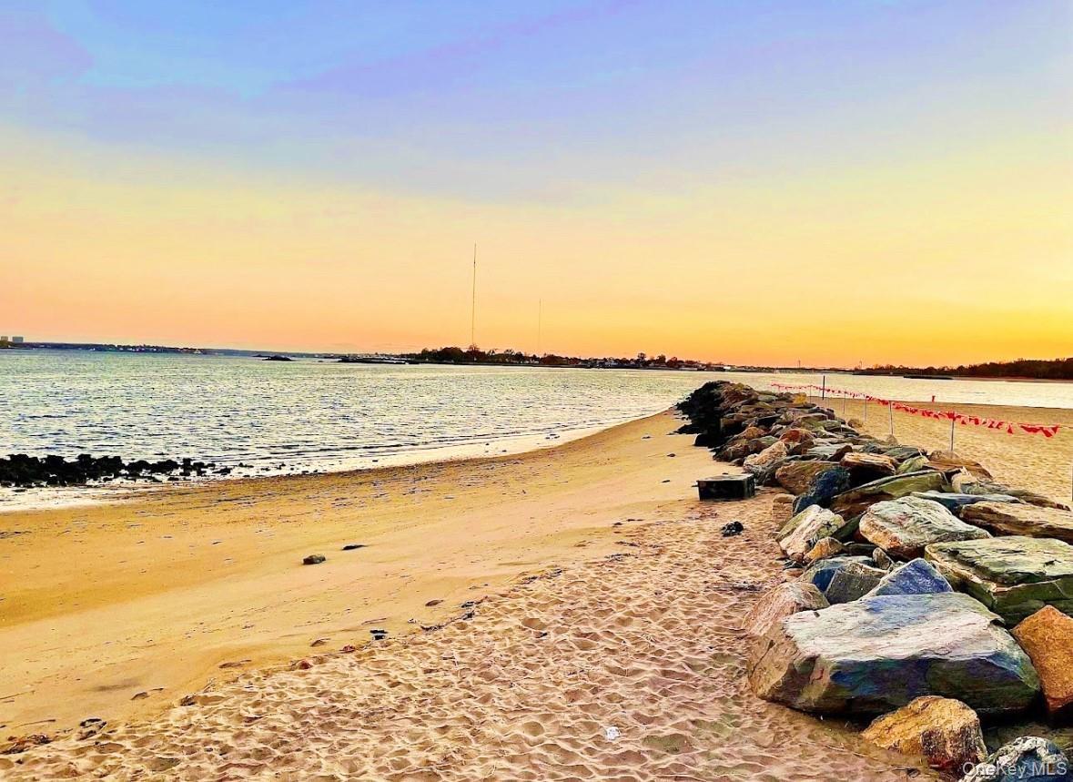 Single Family Pennyfield Cp Dr Bronx, NY 10465, MLS-905257-16