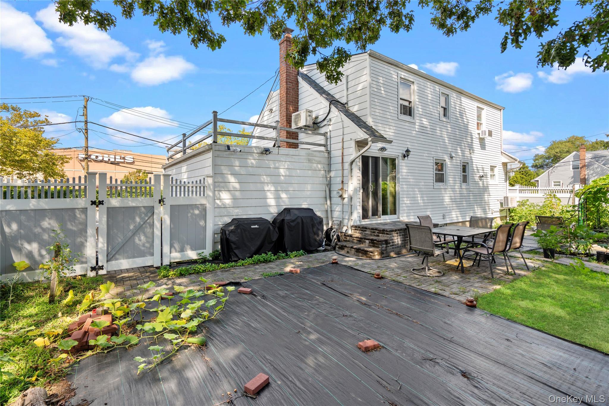 Single Family Unqua  Nassau County, NY 11758, MLS-905480-23