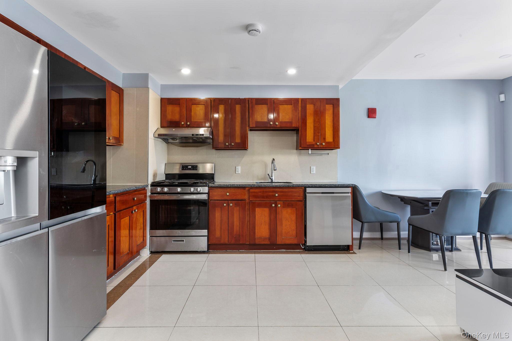 Condo Prince  Queens, NY 11354, MLS-905658-3