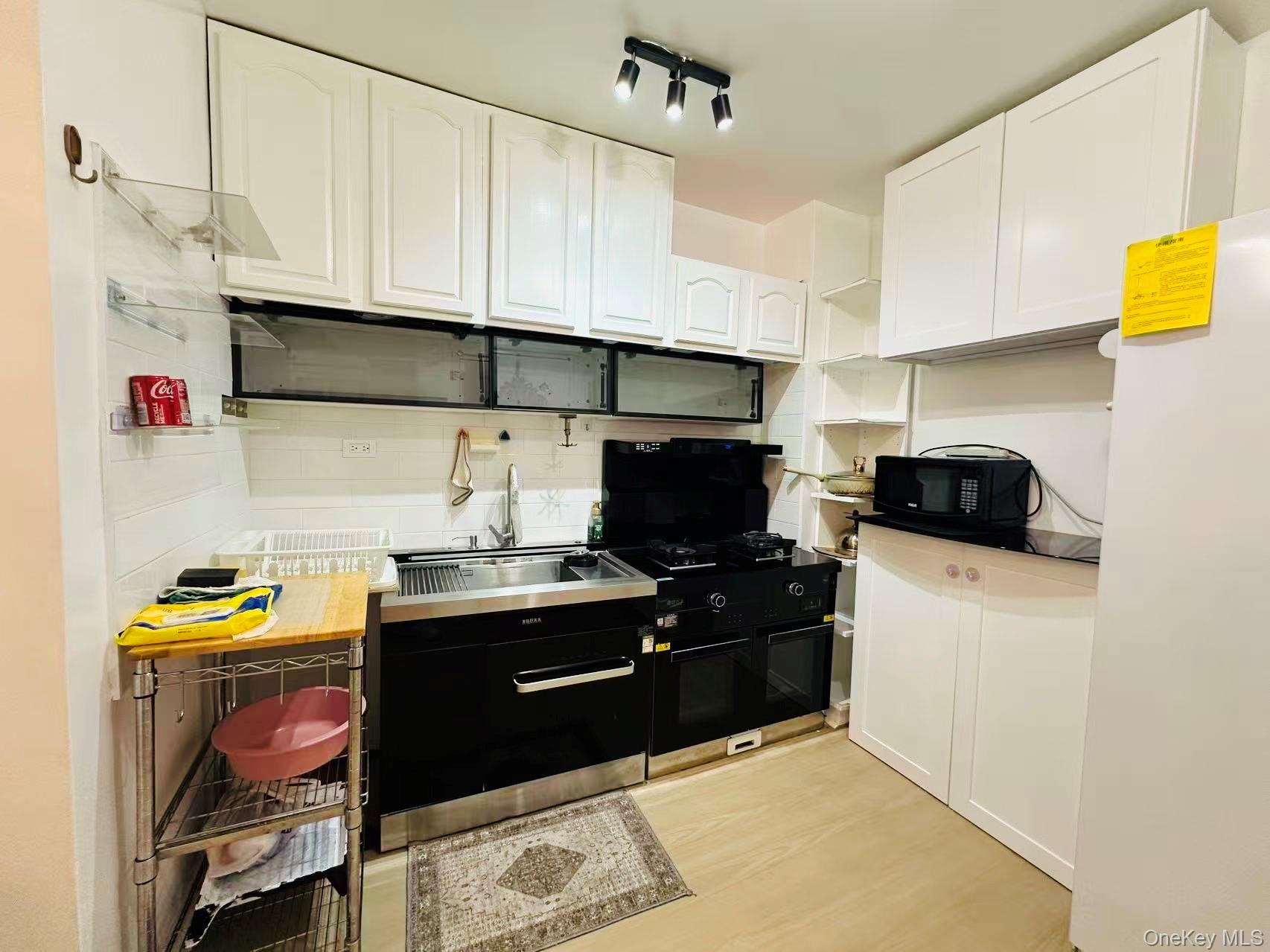 Apartment Saunders  Queens, NY 11374, MLS-905724-2
