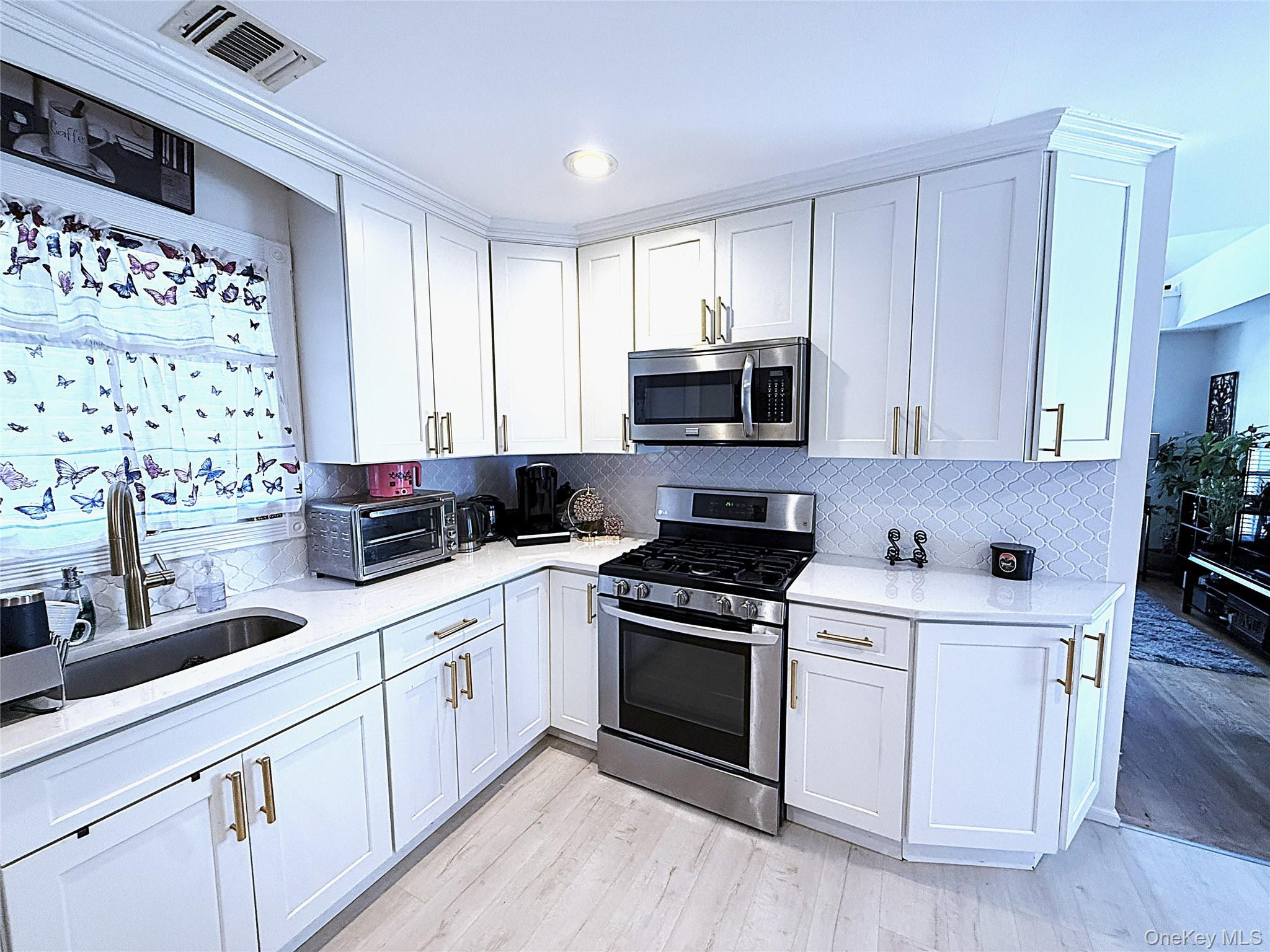 Single Family Desoto Suffolk County, NY 11701, MLS-905918-12