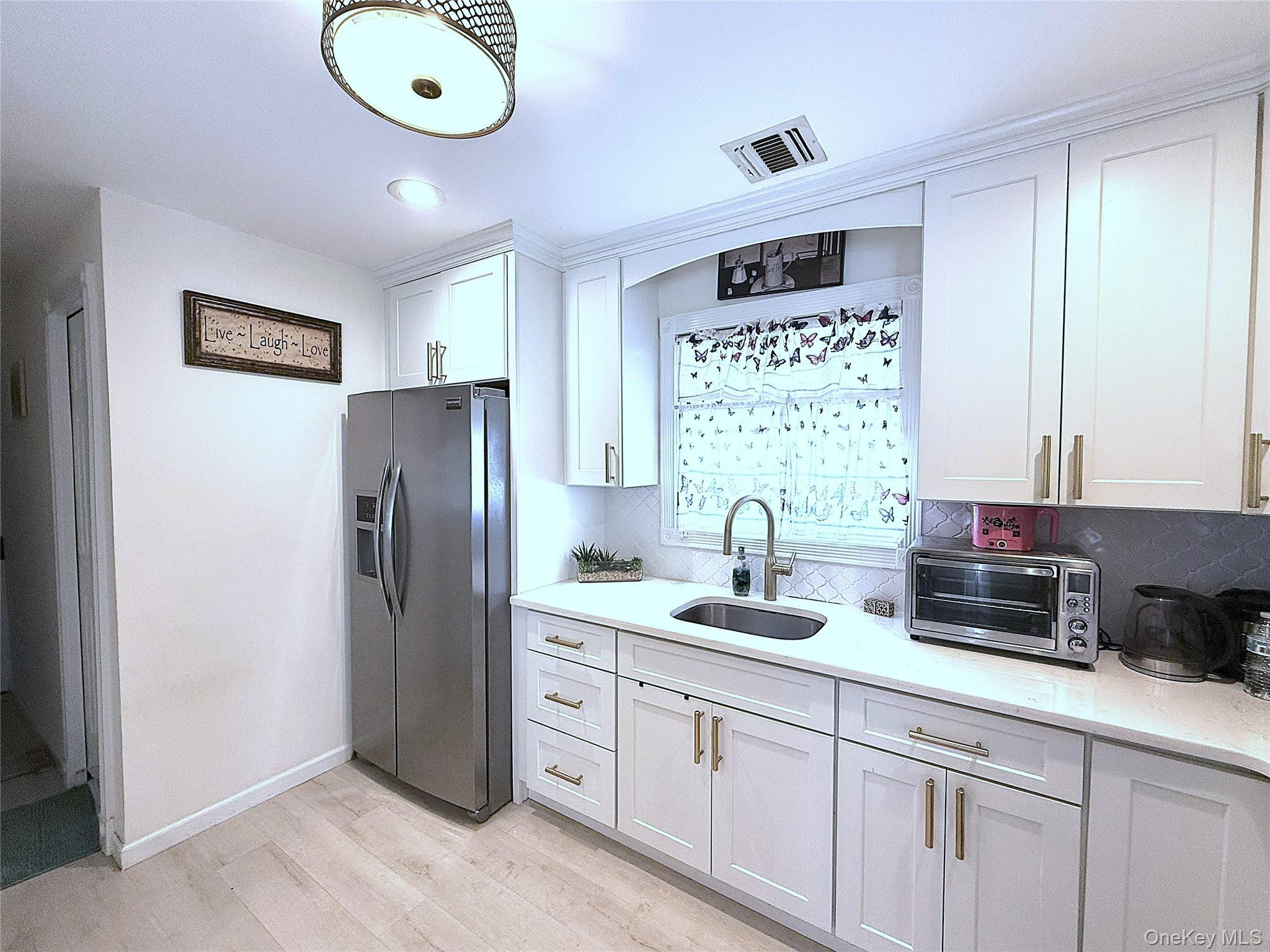 Single Family Desoto Suffolk County, NY 11701, MLS-905918-13