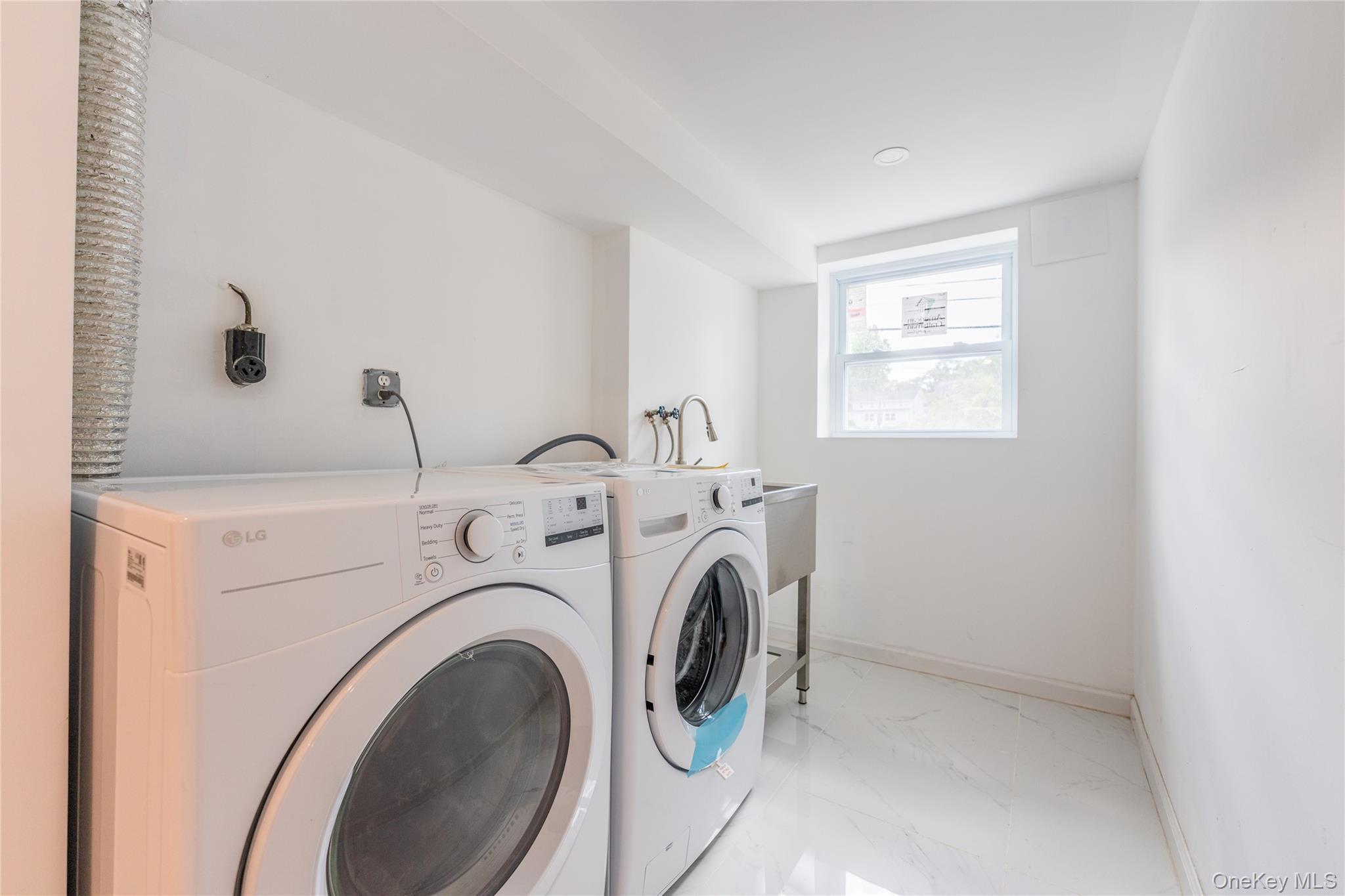 Single Family Glenwood  Nassau County, NY 11547, MLS-905923-26