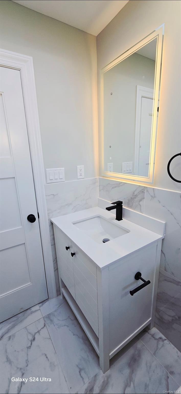 Single Family Burlington Suffolk County, NY 11729, MLS-906116-22