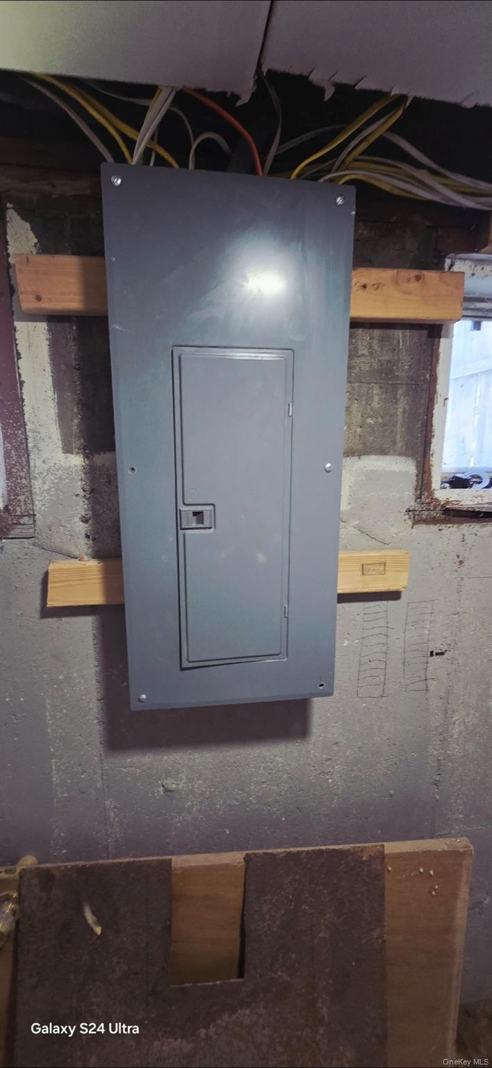 Single Family Burlington Suffolk County, NY 11729, MLS-906116-25