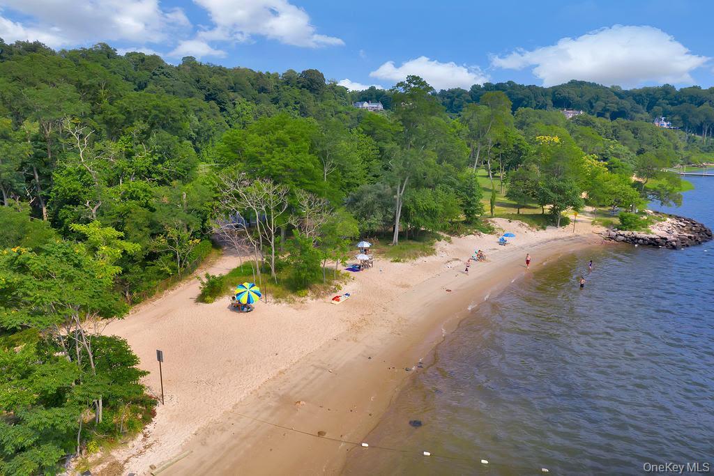 Single Family Gate Suffolk County, NY 11743, MLS-906380-37