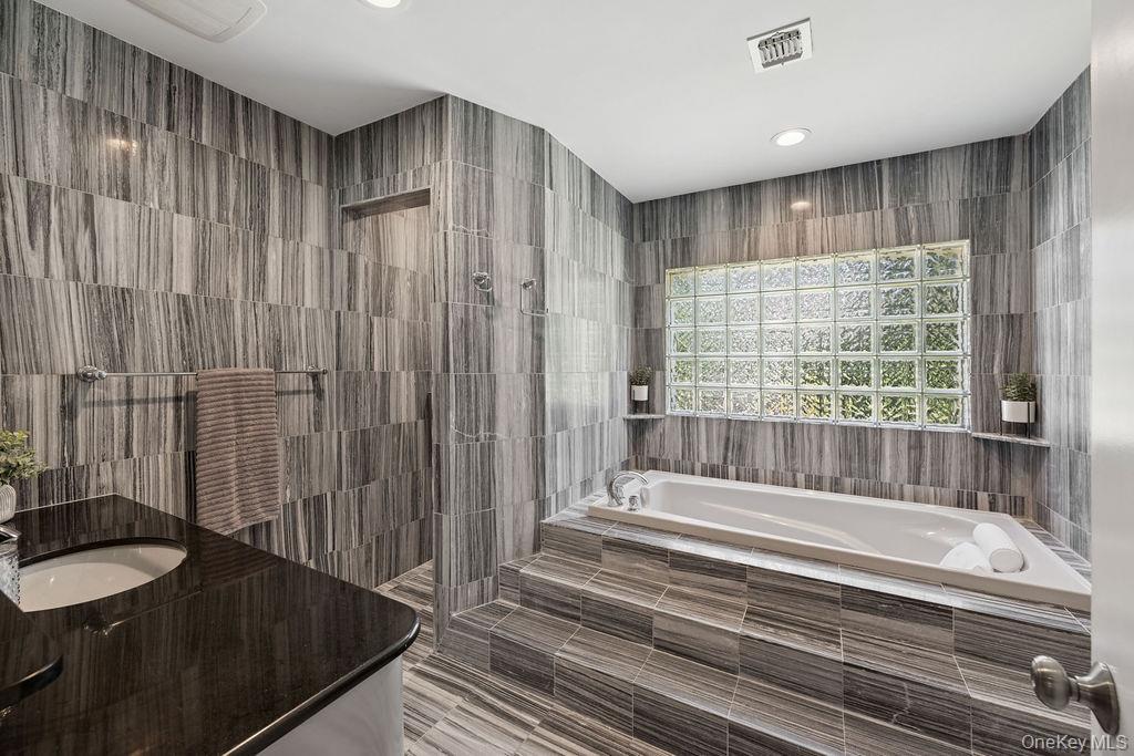 Single Family Lone Oak Suffolk County, NY 11787, MLS-906434-25