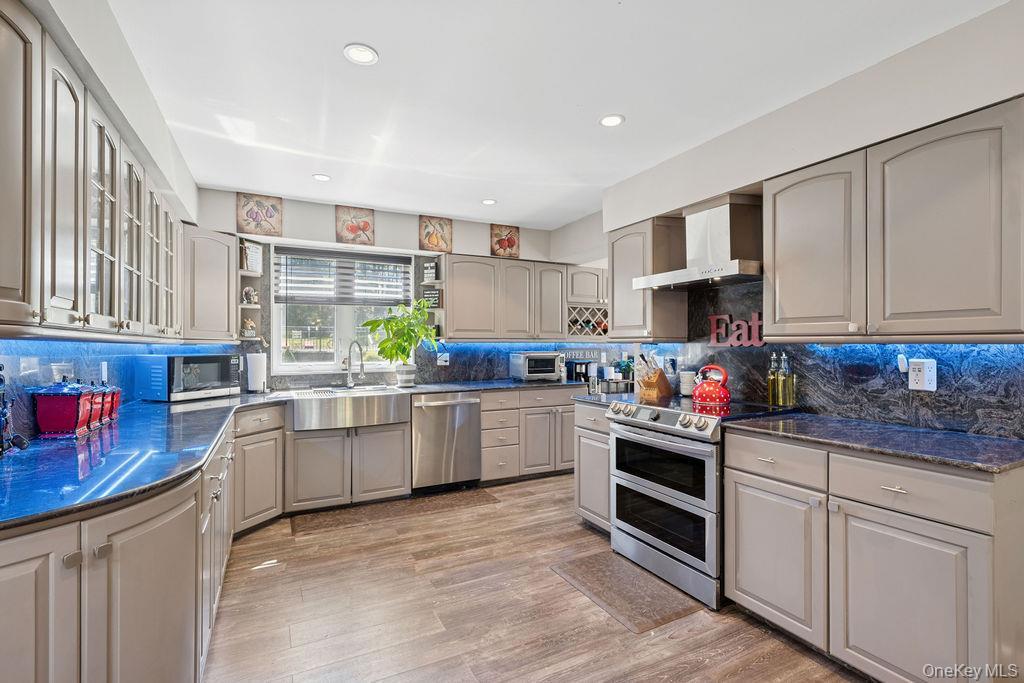 Single Family Lone Oak Suffolk County, NY 11787, MLS-906434-9