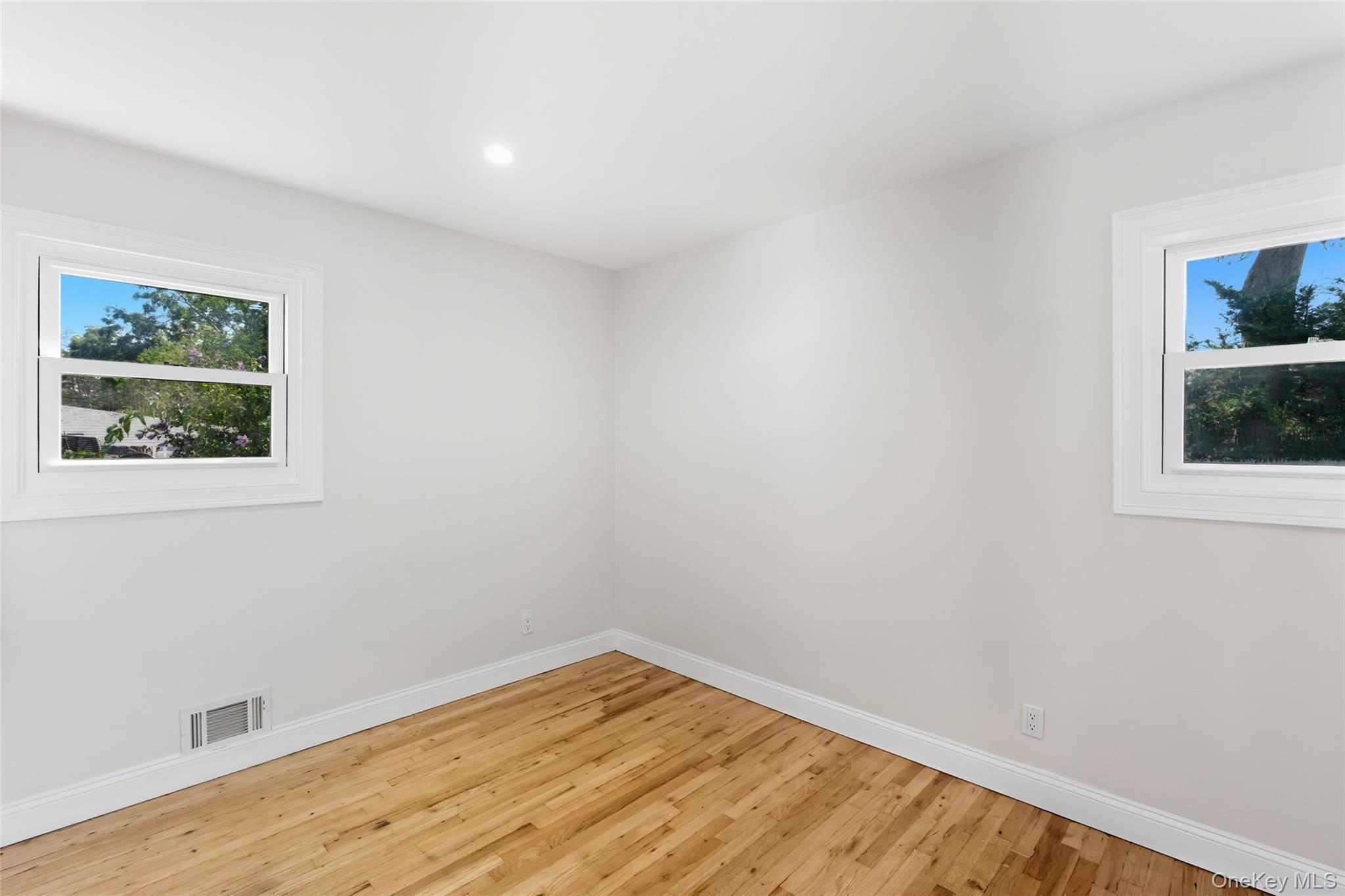 Single Family Glendale  Suffolk County, NY 11735, MLS-906473-27