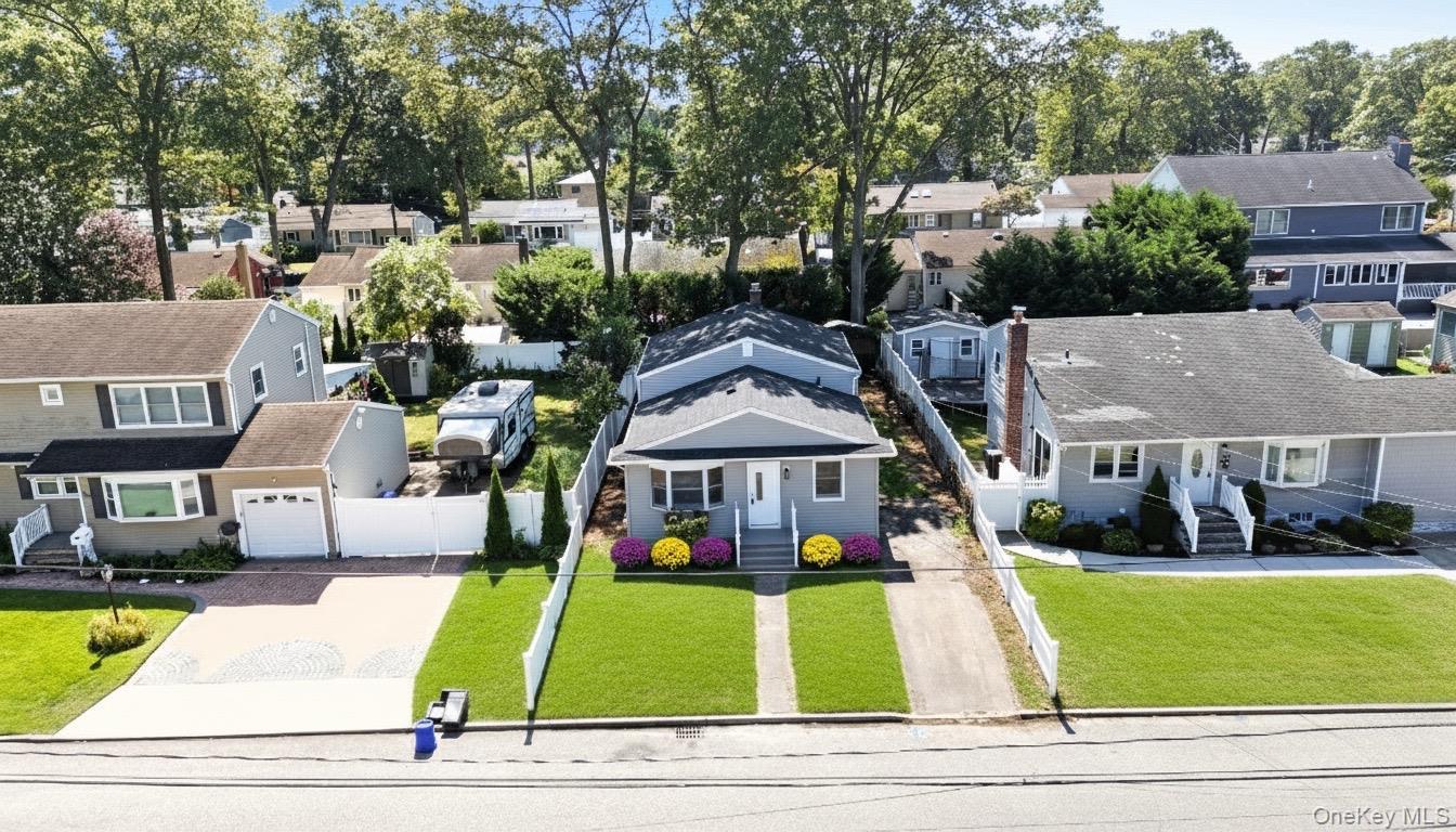 Single Family Glendale  Suffolk County, NY 11735, MLS-906473-4