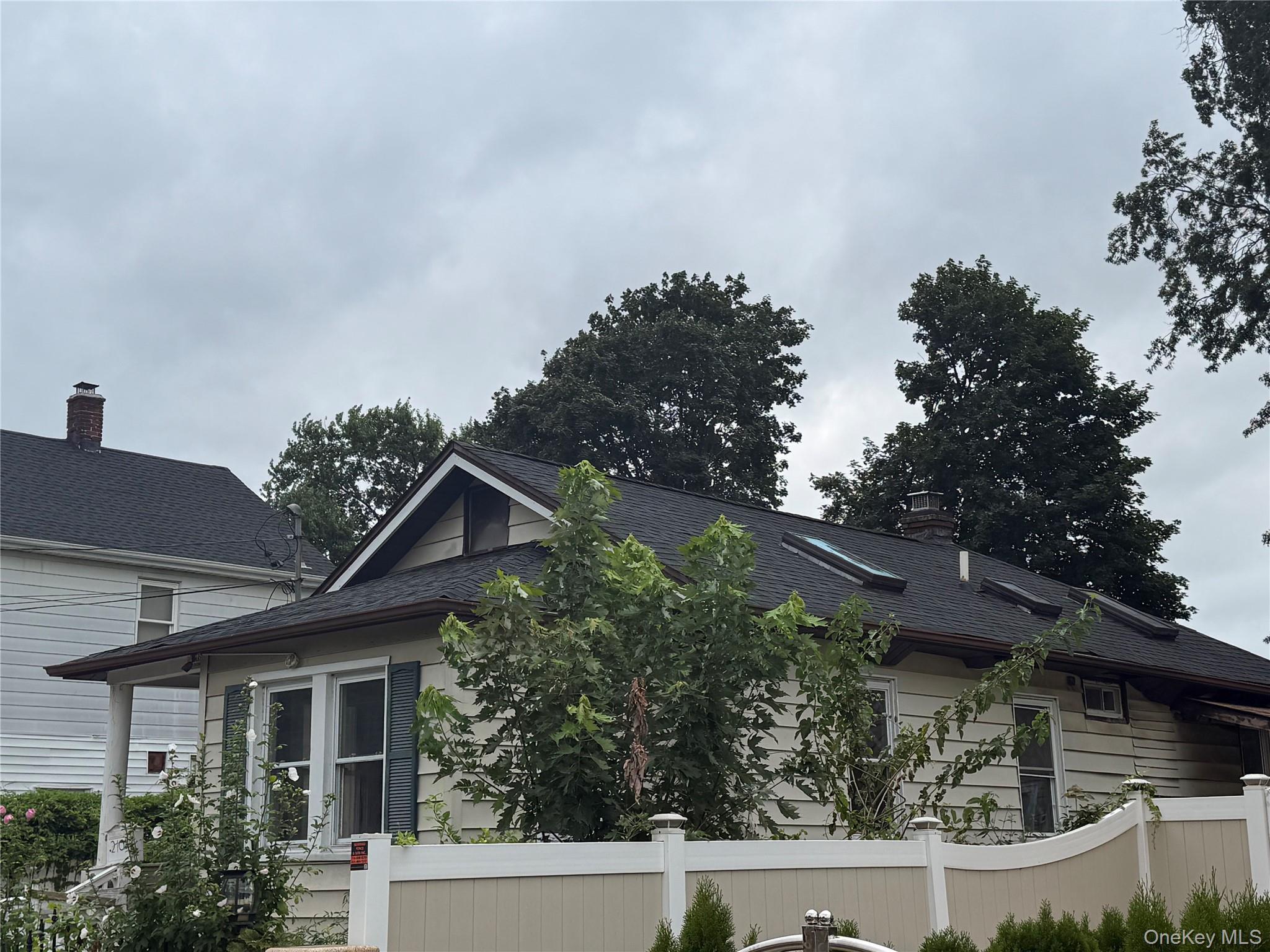 Single Family Dartmouth  Nassau County, NY 11550, MLS-906562-2