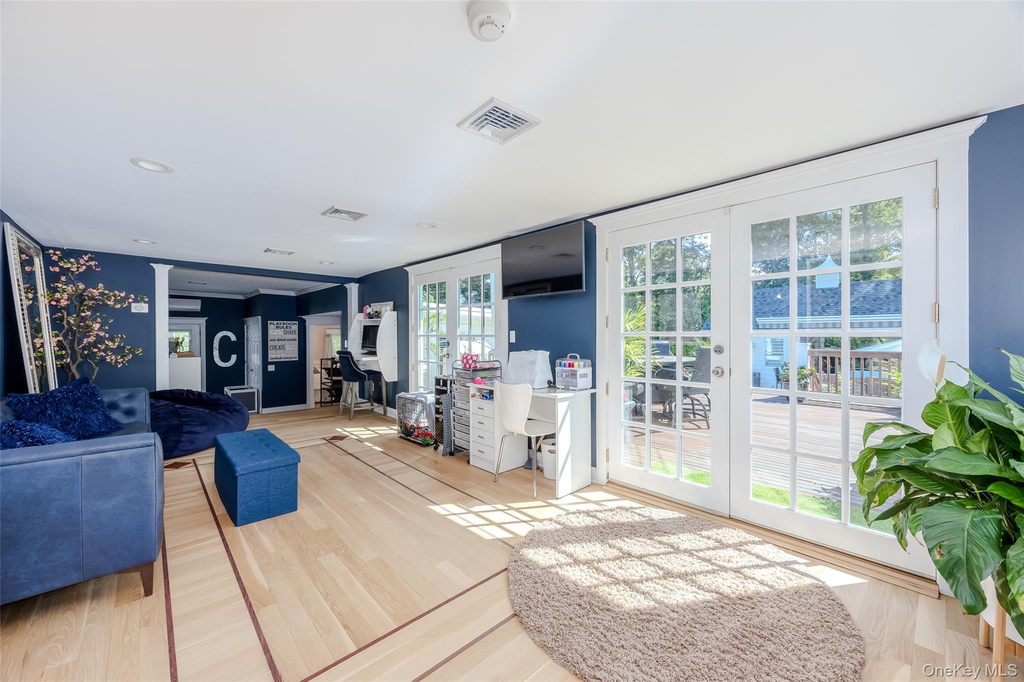 Single Family Revilo  Suffolk County, NY 11967, MLS-906836-41