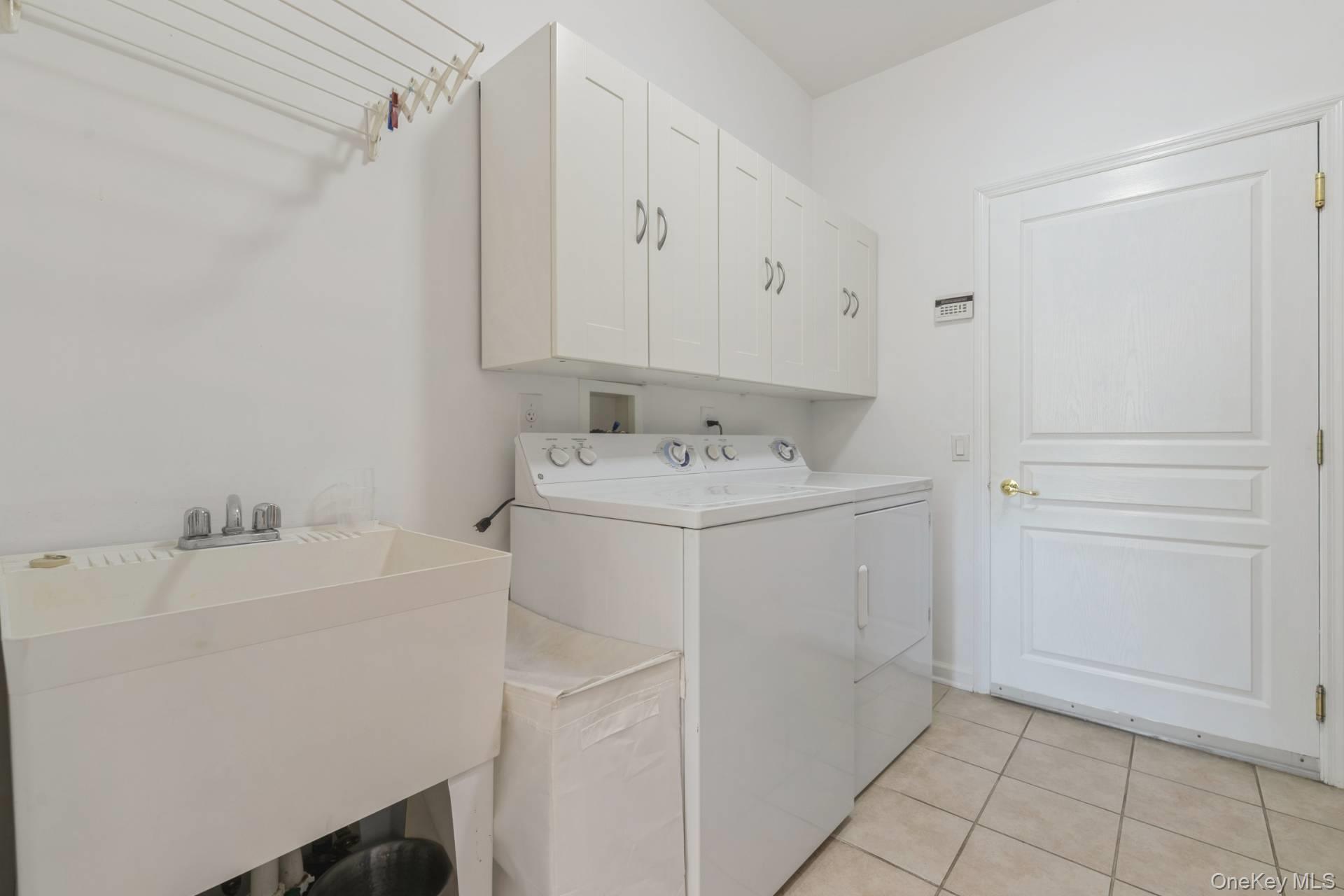 Condo Ashley  Suffolk County, NY 11977, MLS-907102-26