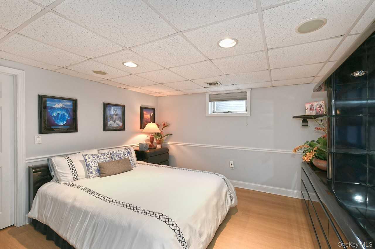 Single Family Andiron Suffolk County, NY 11731, MLS-907112-28