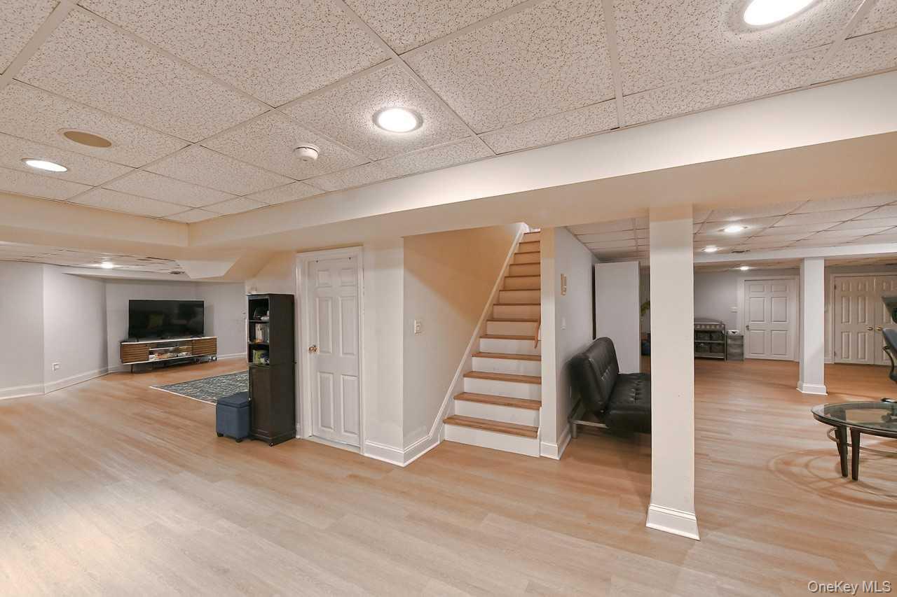 Single Family Andiron Suffolk County, NY 11731, MLS-907112-29