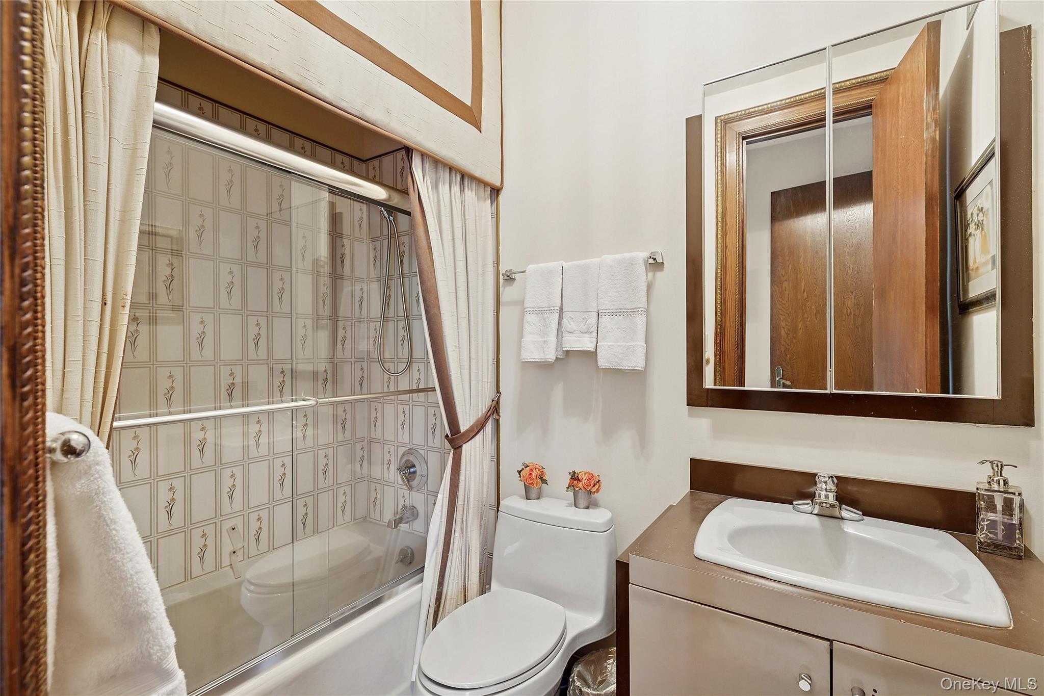 Single Family Chanticlare Nassau County, NY 11030, MLS-907698-24