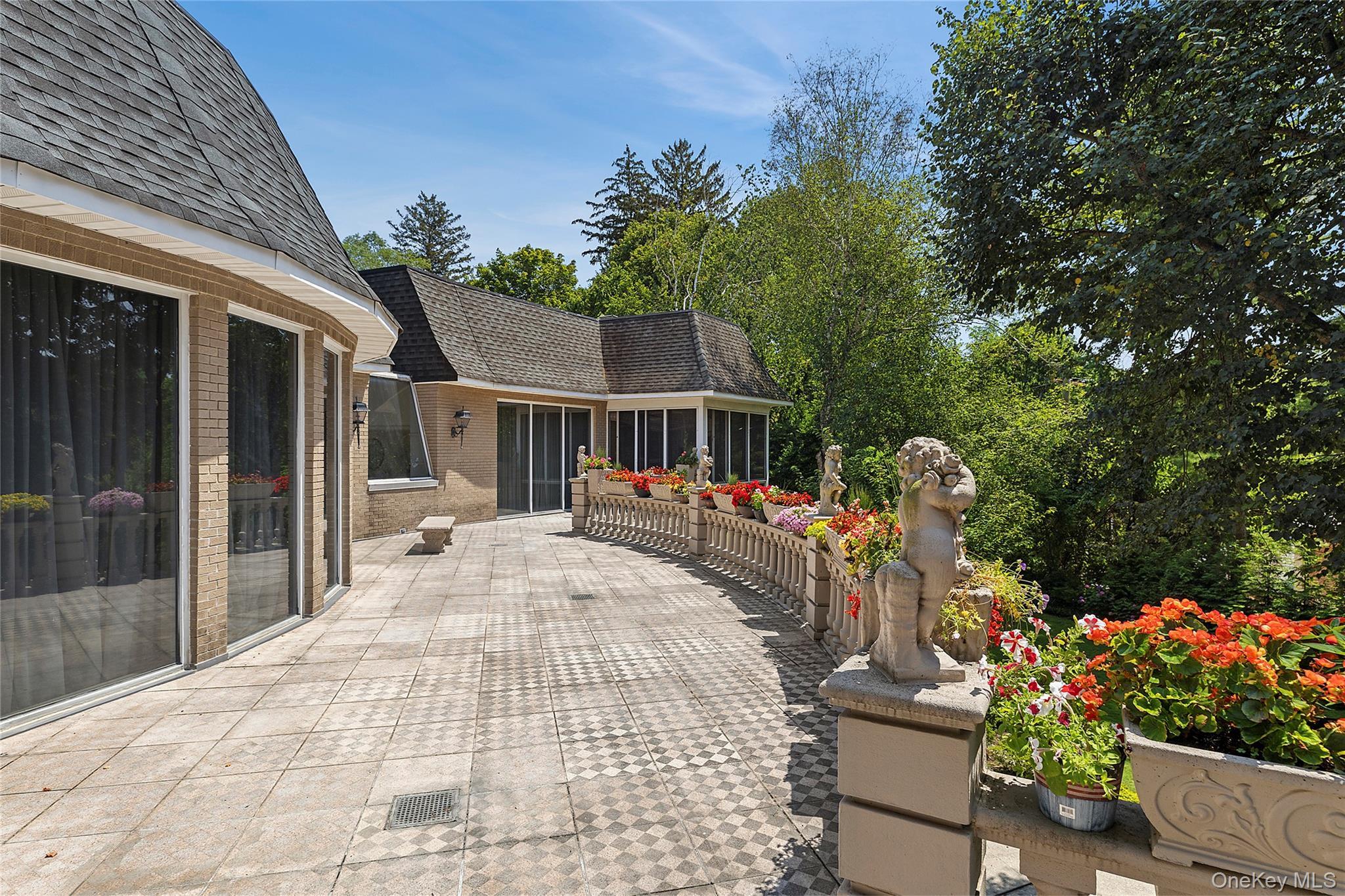 Single Family Chanticlare Nassau County, NY 11030, MLS-907698-27