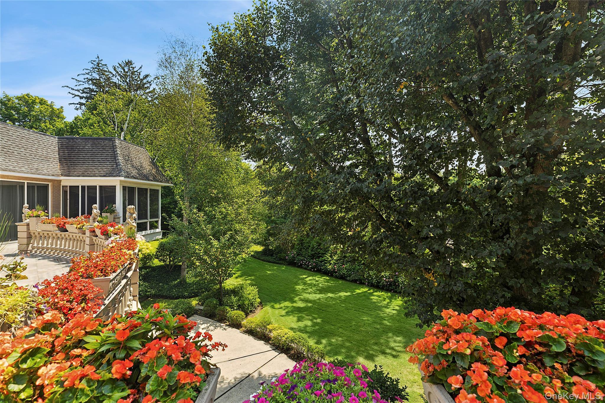 Single Family Chanticlare Nassau County, NY 11030, MLS-907698-29