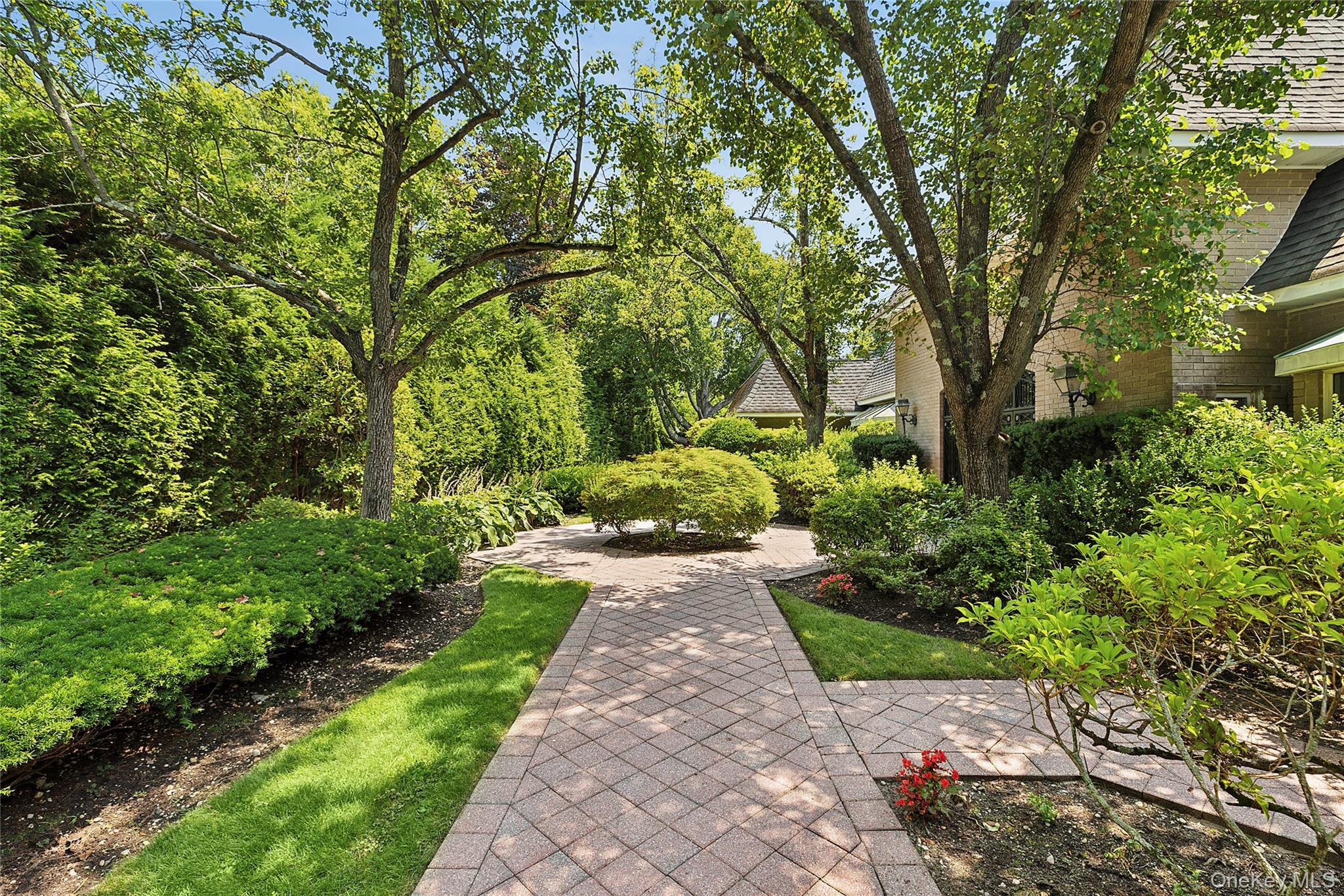 Single Family Chanticlare Nassau County, NY 11030, MLS-907698-32