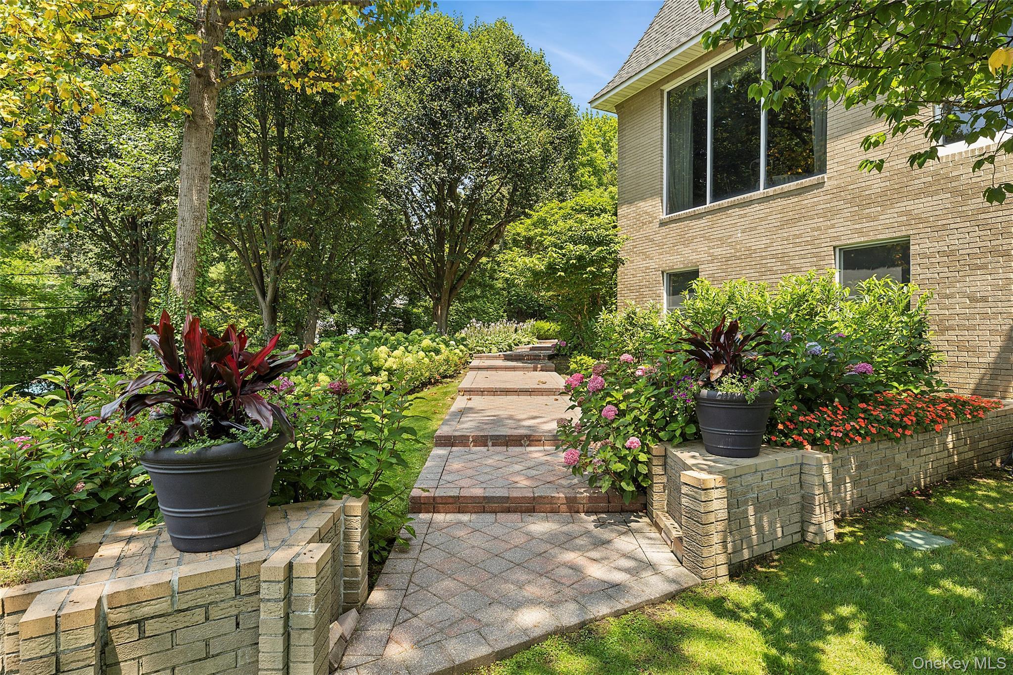 Single Family Chanticlare Nassau County, NY 11030, MLS-907698-33