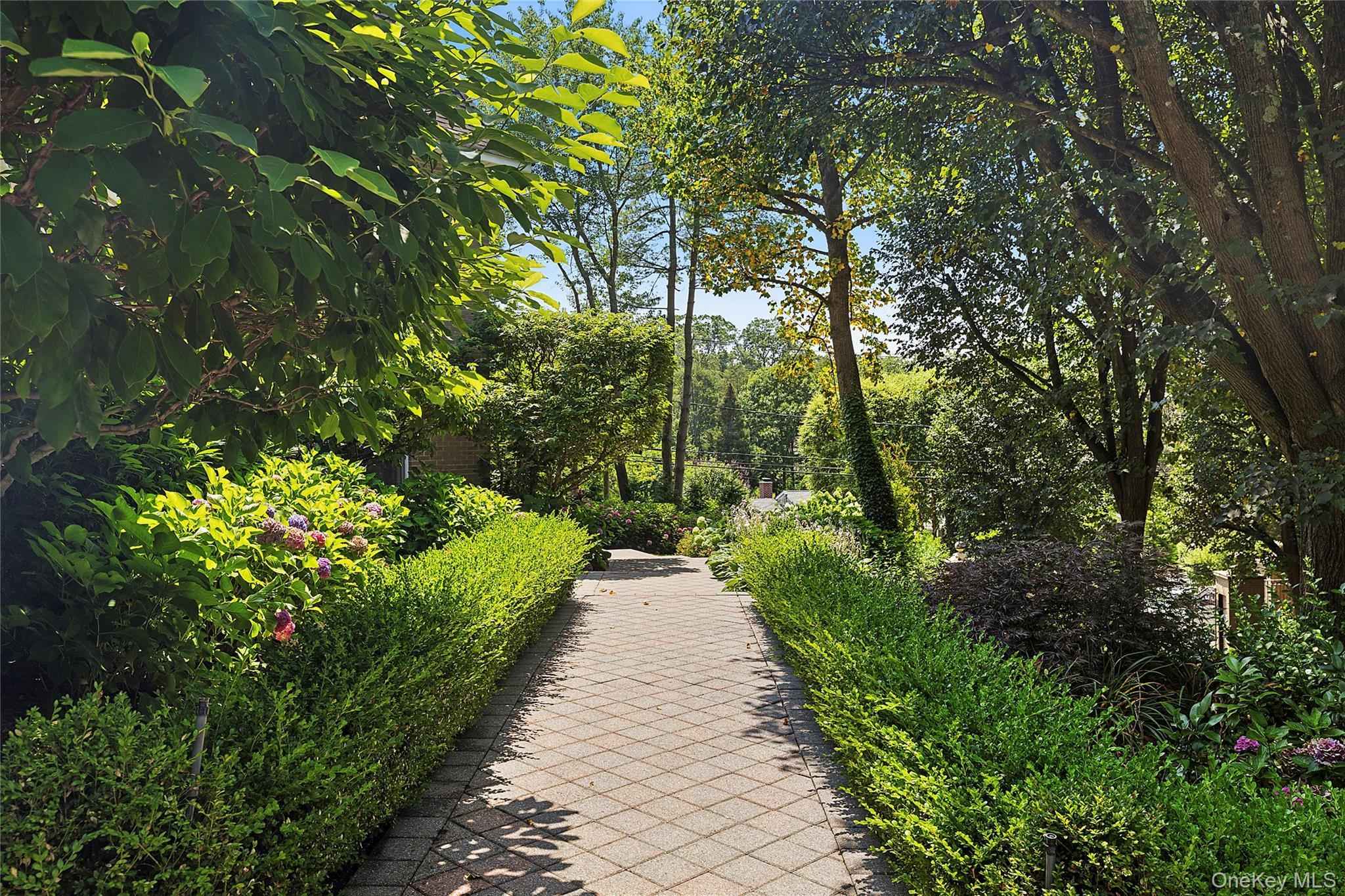 Single Family Chanticlare Nassau County, NY 11030, MLS-907698-34