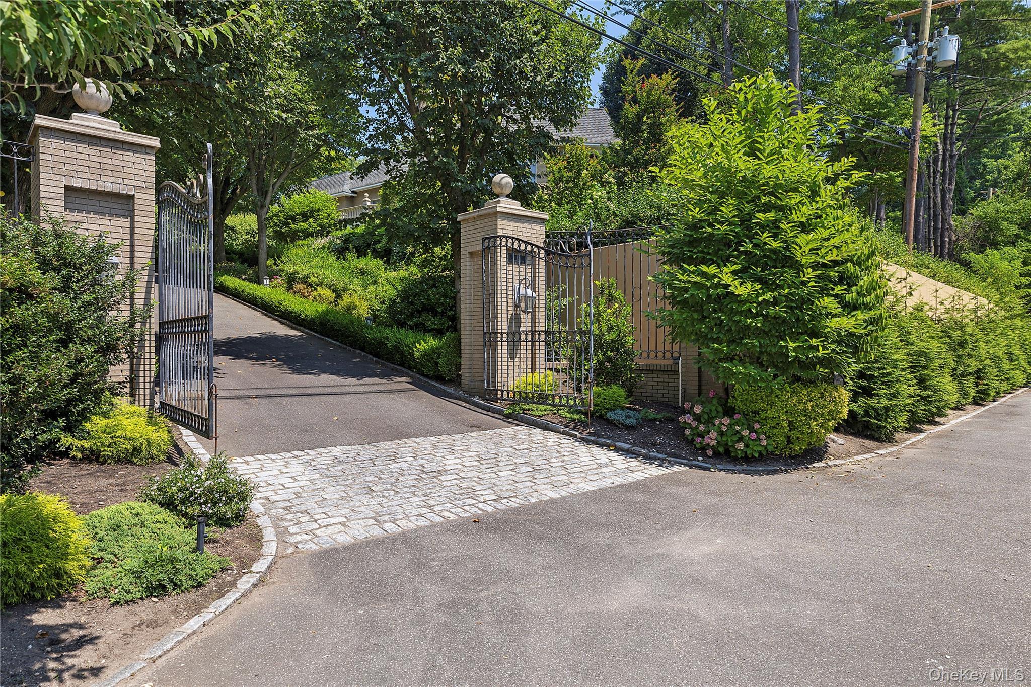 Single Family Chanticlare Nassau County, NY 11030, MLS-907698-36